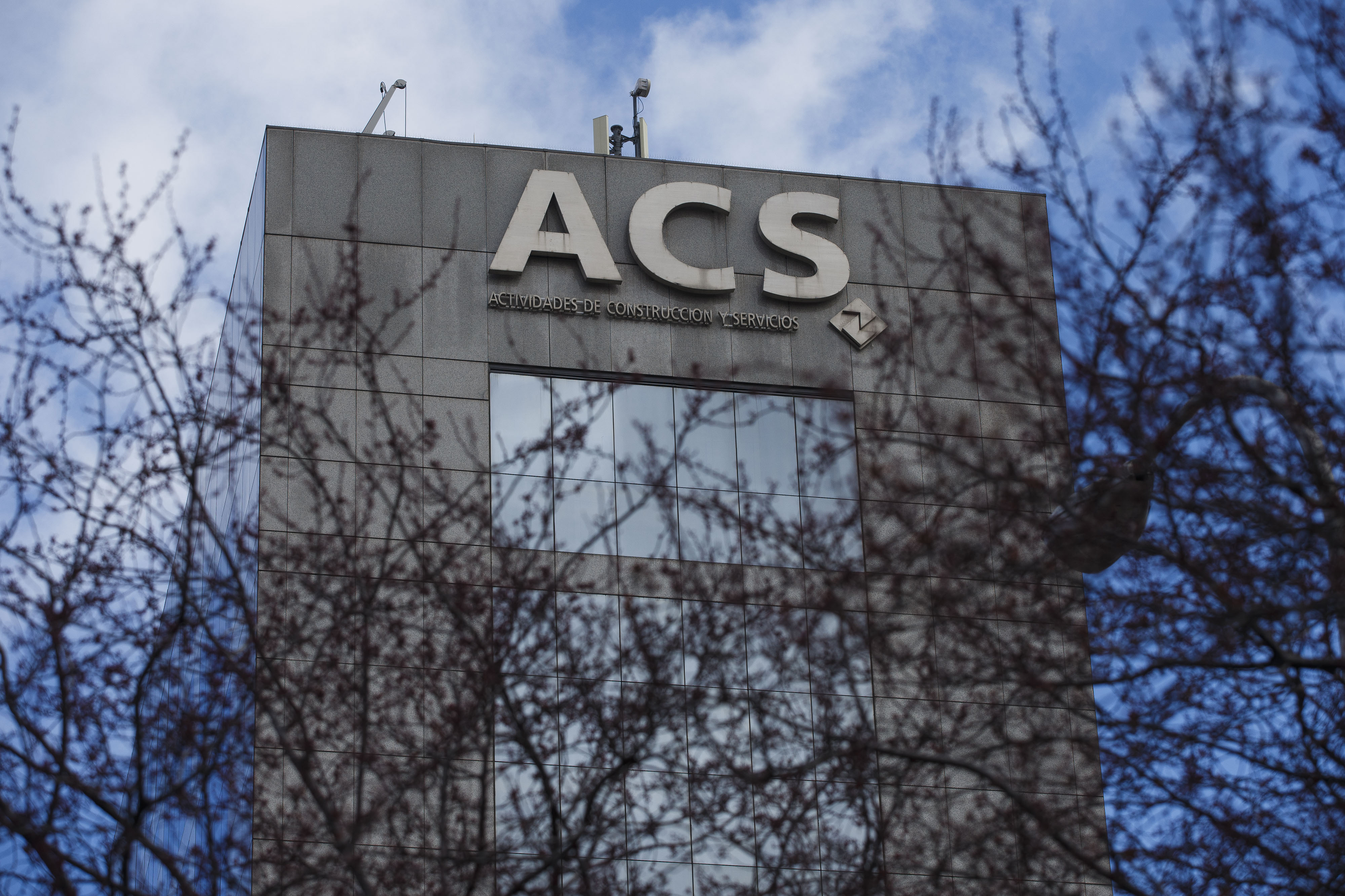Ibex 35 sube impulsado por acciones de ACS que registraron su mayor alza diaria desde 2020