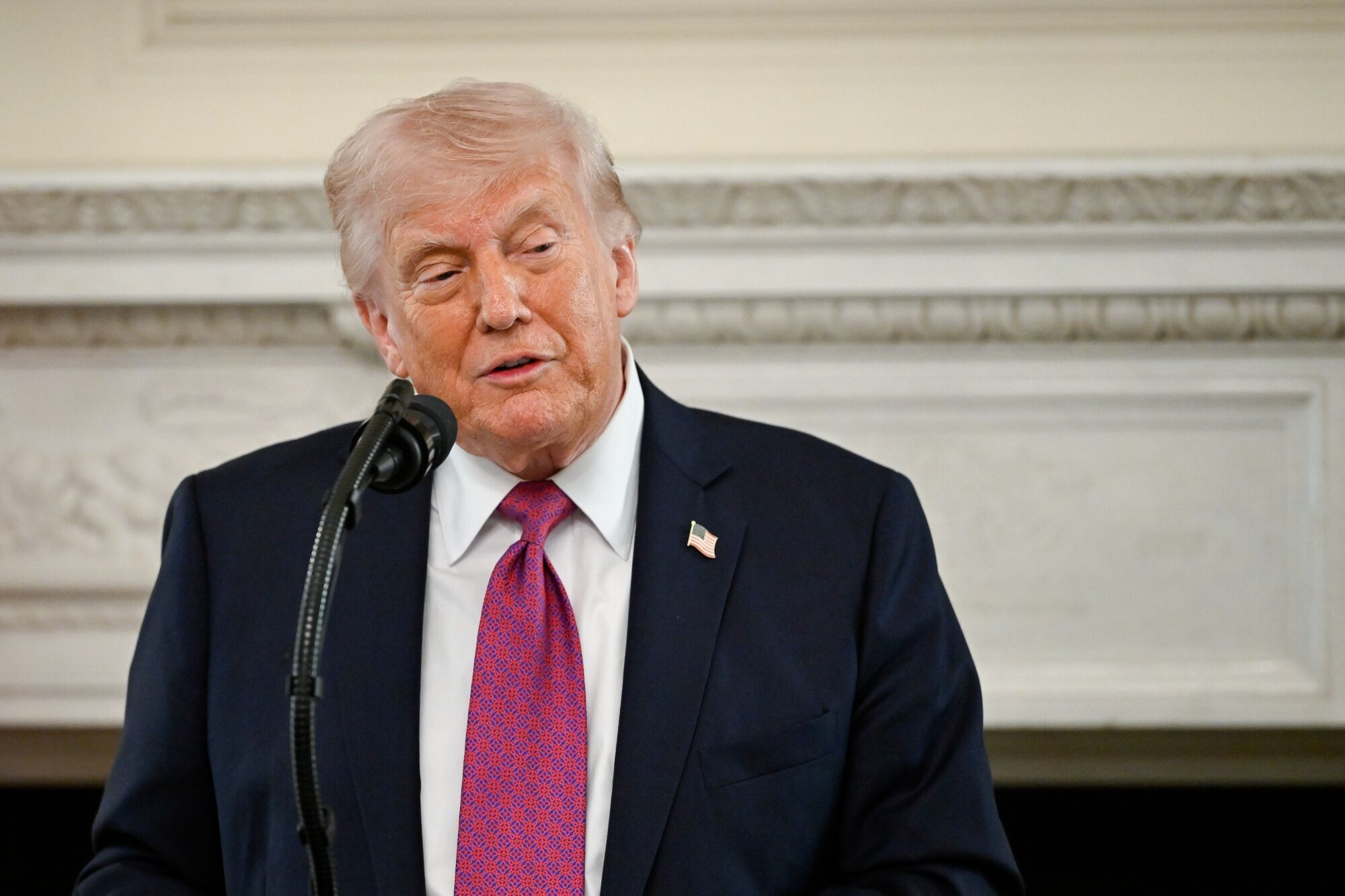 Ibovespa recua na contramão de Wall Street; dólar cai a R$ 4,96