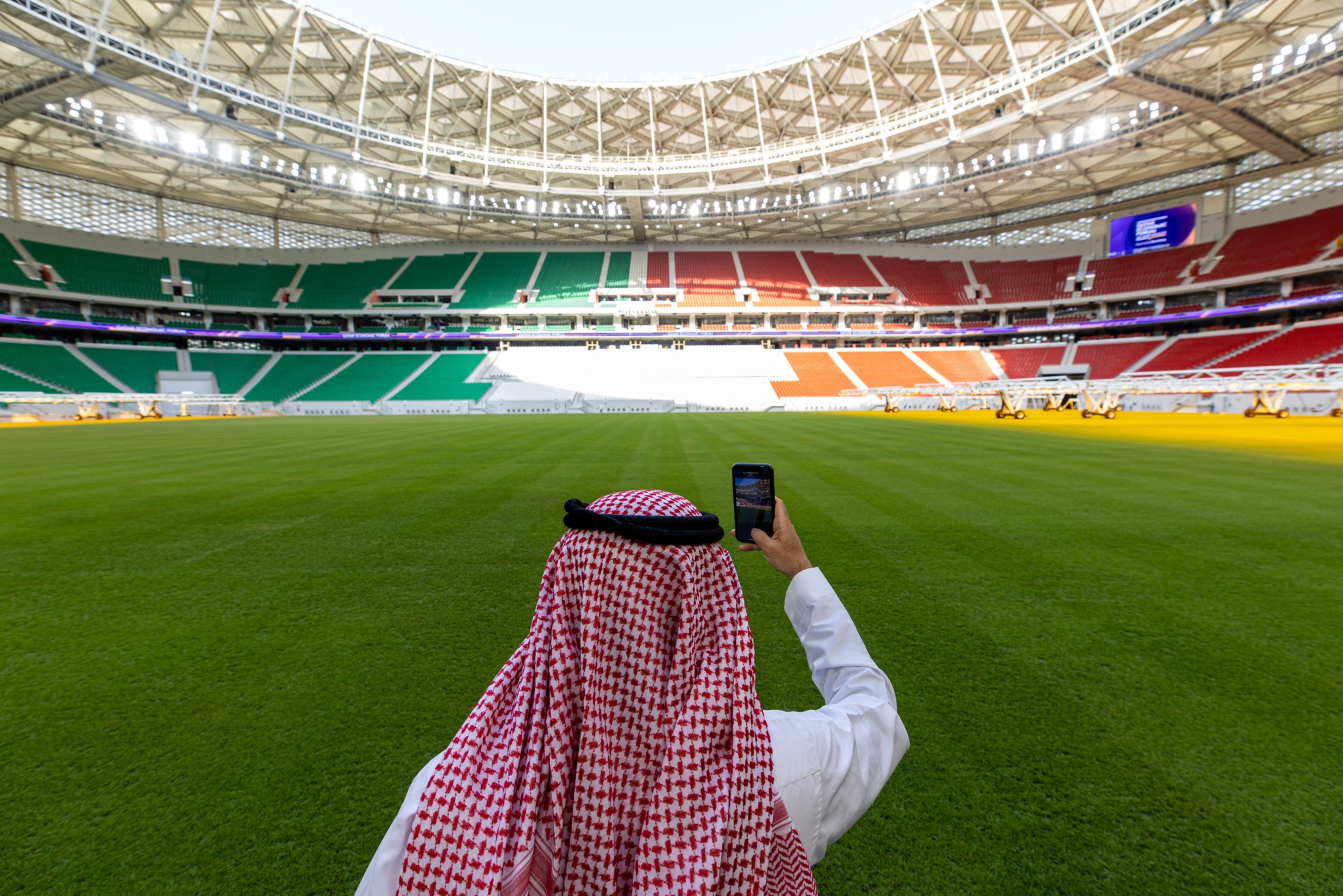 Copa: campanha do Qatar mostra que dinheiro faz estádio, não boa seleção -  29/11/2022 - UOL Esporte