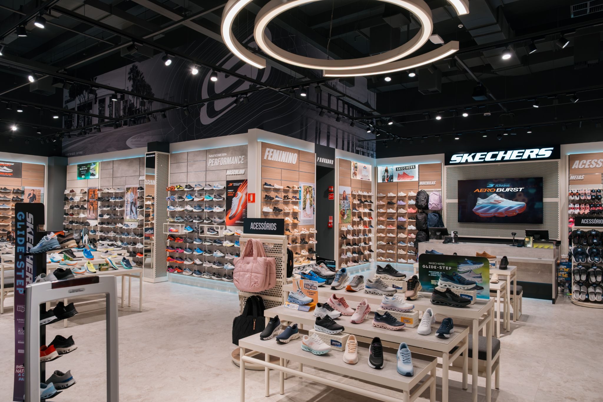Skechers entra na disputa pela corrida de rua e mira mais de 100 lojas no Brasil Skechers entra na disputa pela corrida de rua e mira mais de 100 lojas no Brasil