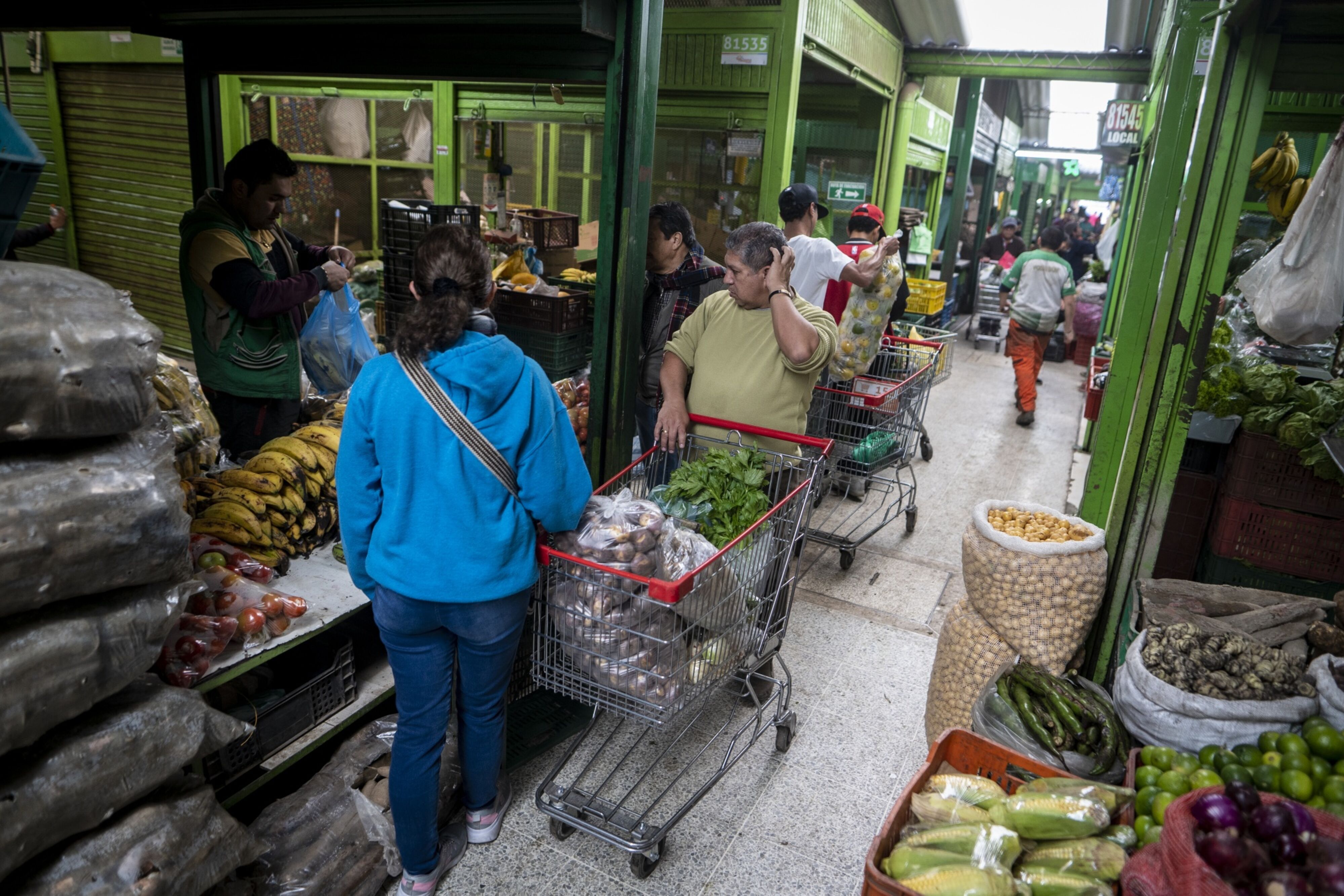 Inflación en Colombia cedió en febrero, pero los riesgos de aceleración persisten