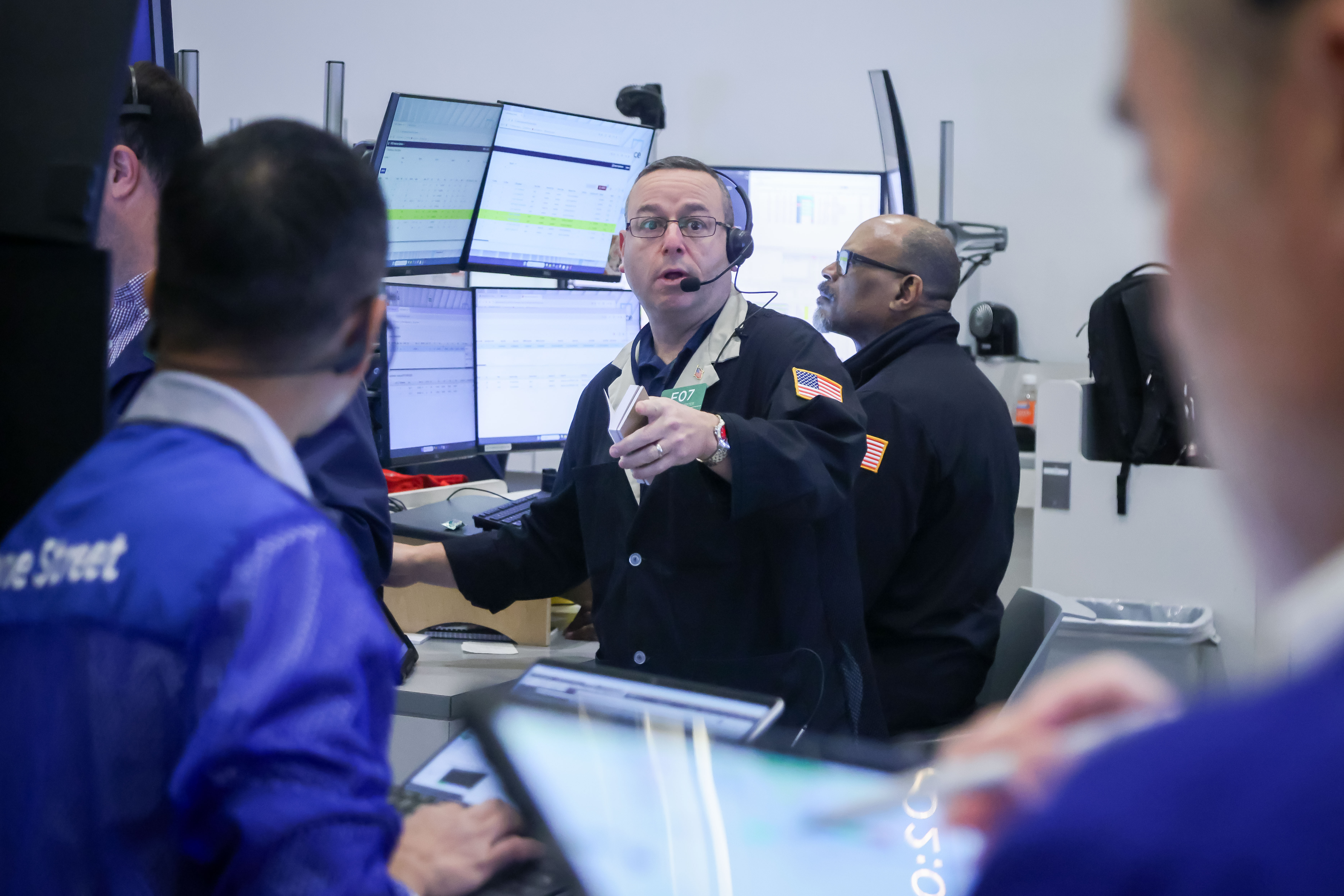 Guerra en Irán golpea a Wall Street, lleva al petróleo a máximos de 2024 y fortalece al dólar