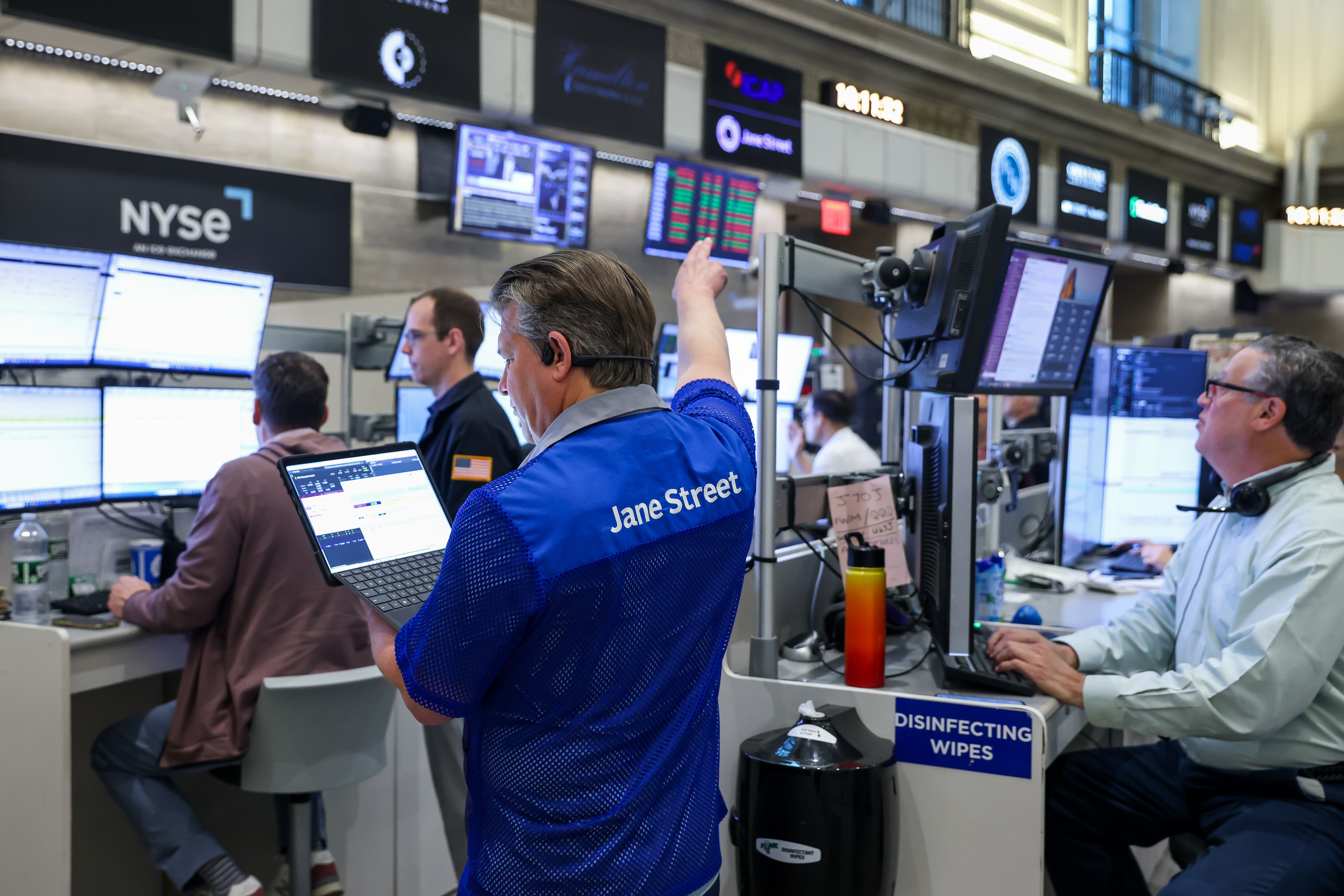 Fed sacude los mercados: acciones y bonos caen mientras el dólar toca máximos de un mes