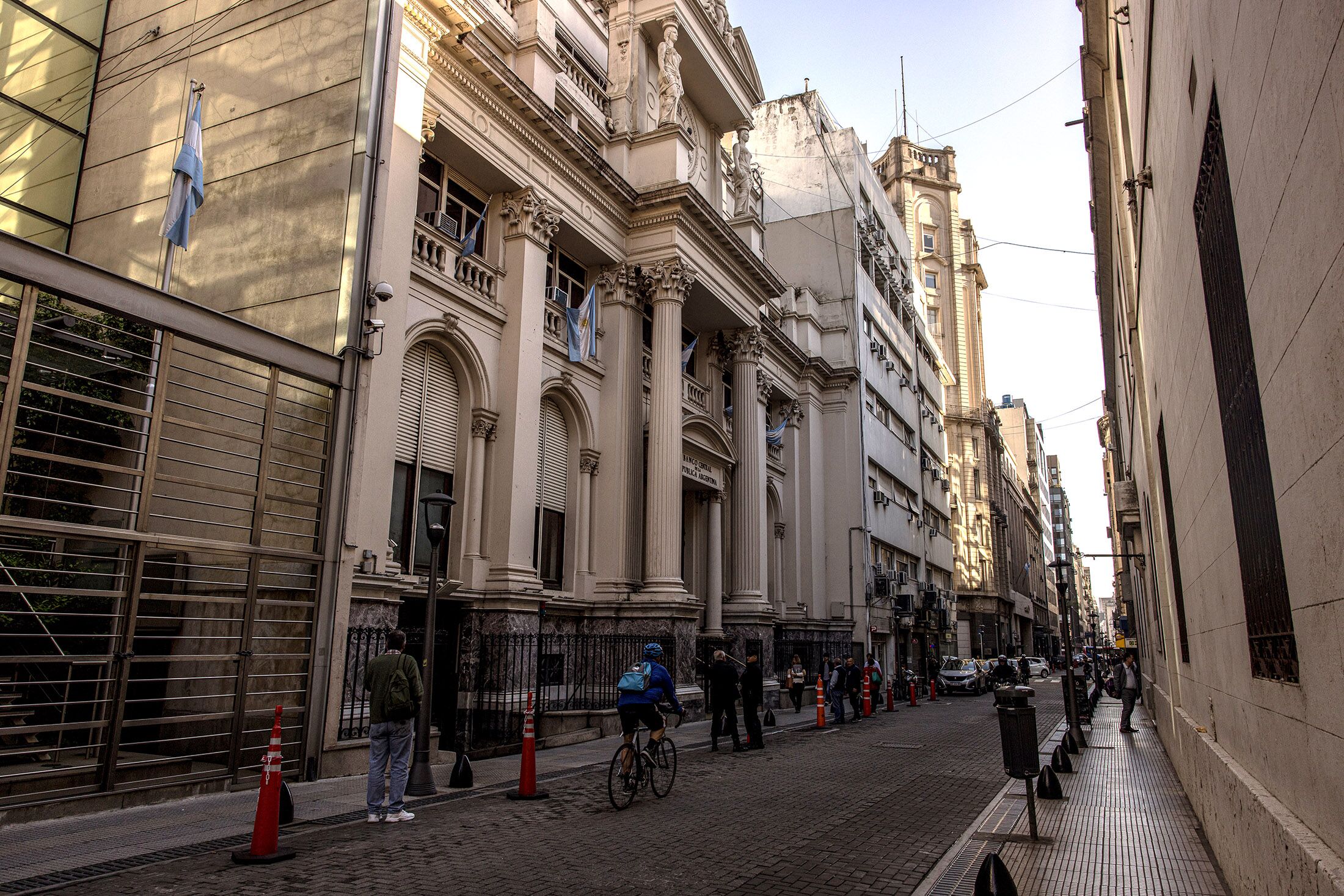 Dólar en mínimos históricos: por qué se fortalece el peso en Argentina