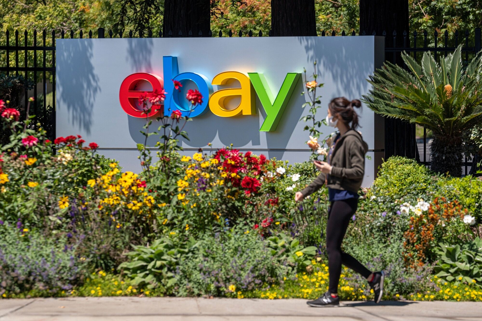 eBay sube 5% tras oferta de GameStop, pero dudas de Wall Street afectan opción de inversión