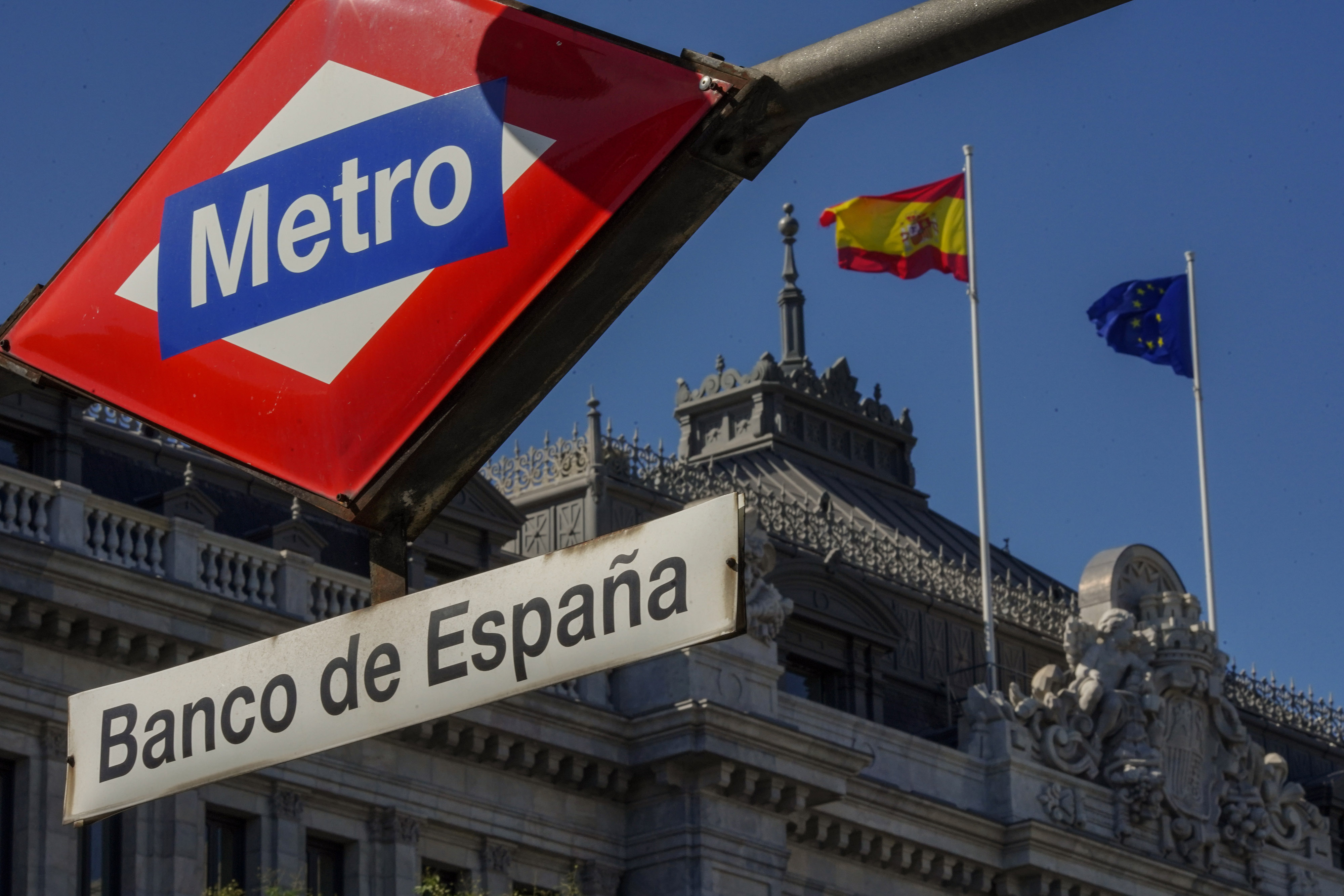 El empleo latino en España fortalece corredores de remesas hacia Colombia, Ecuador y Perú