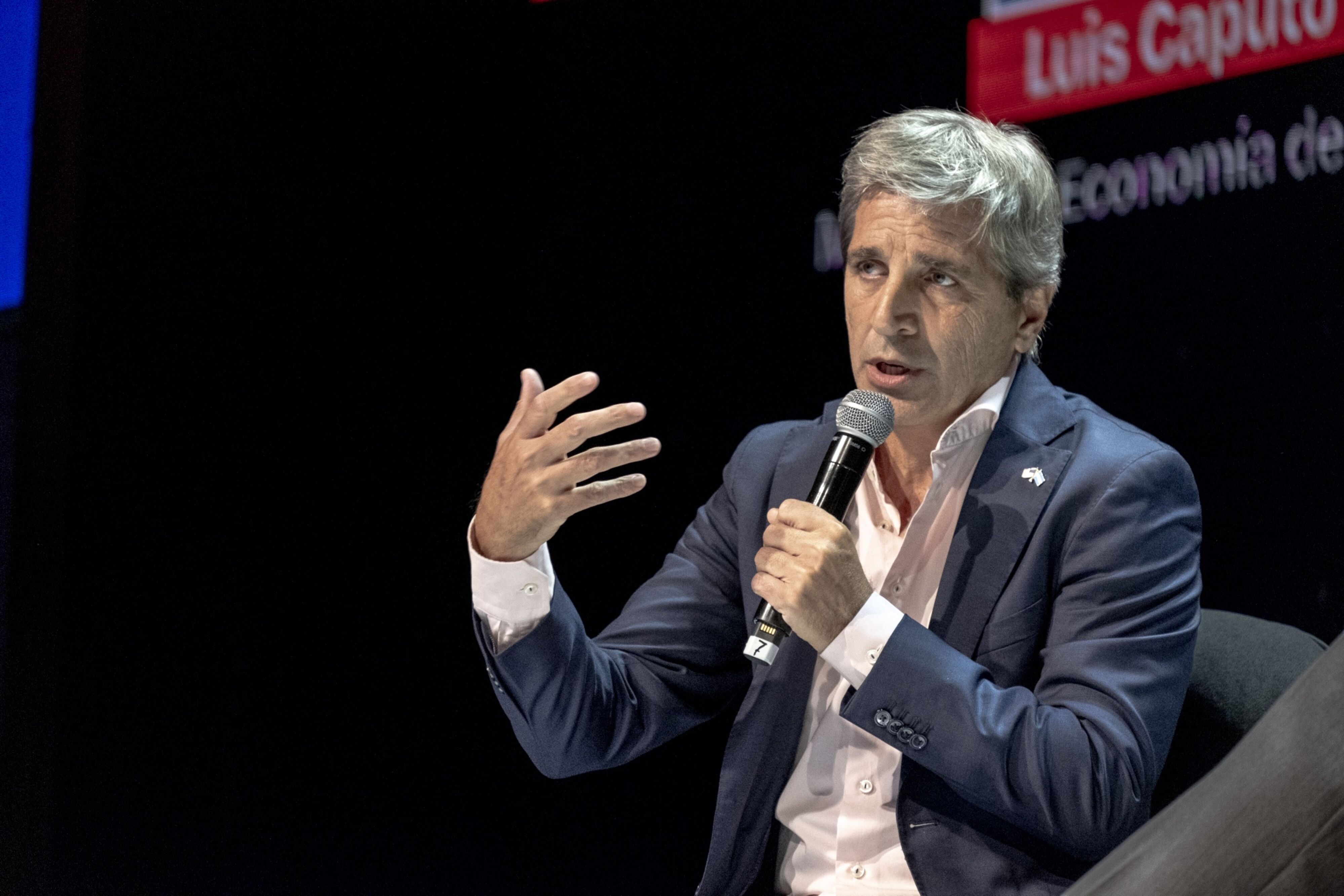 La maniobra de Caputo para hacerse de pesos en la antesala del pago de deuda a bonistas