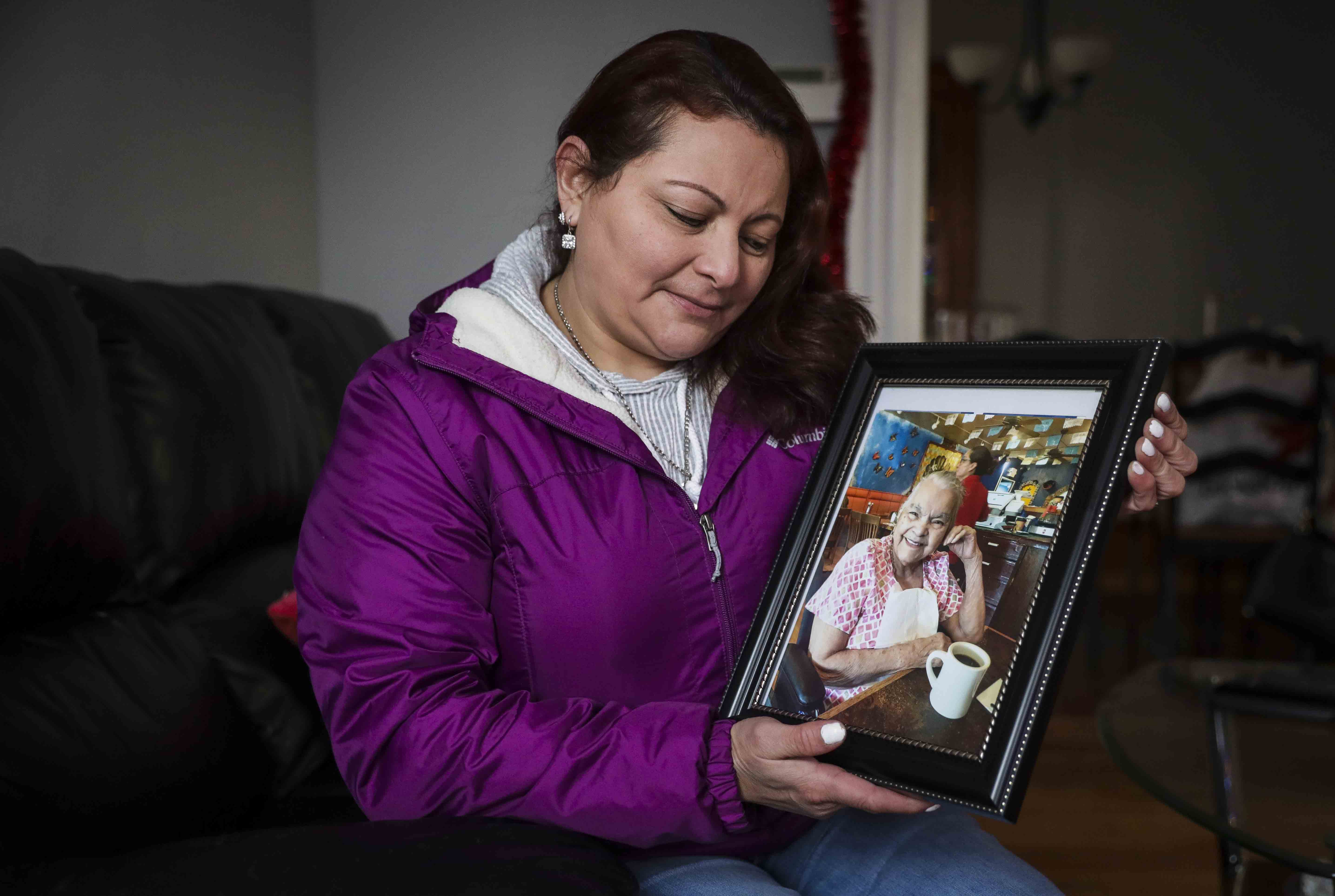 Rosa Jilma Hernandez sat in the living room of her Everett home with a photo of her late mother, Saturnina del Carmen Alfaro.