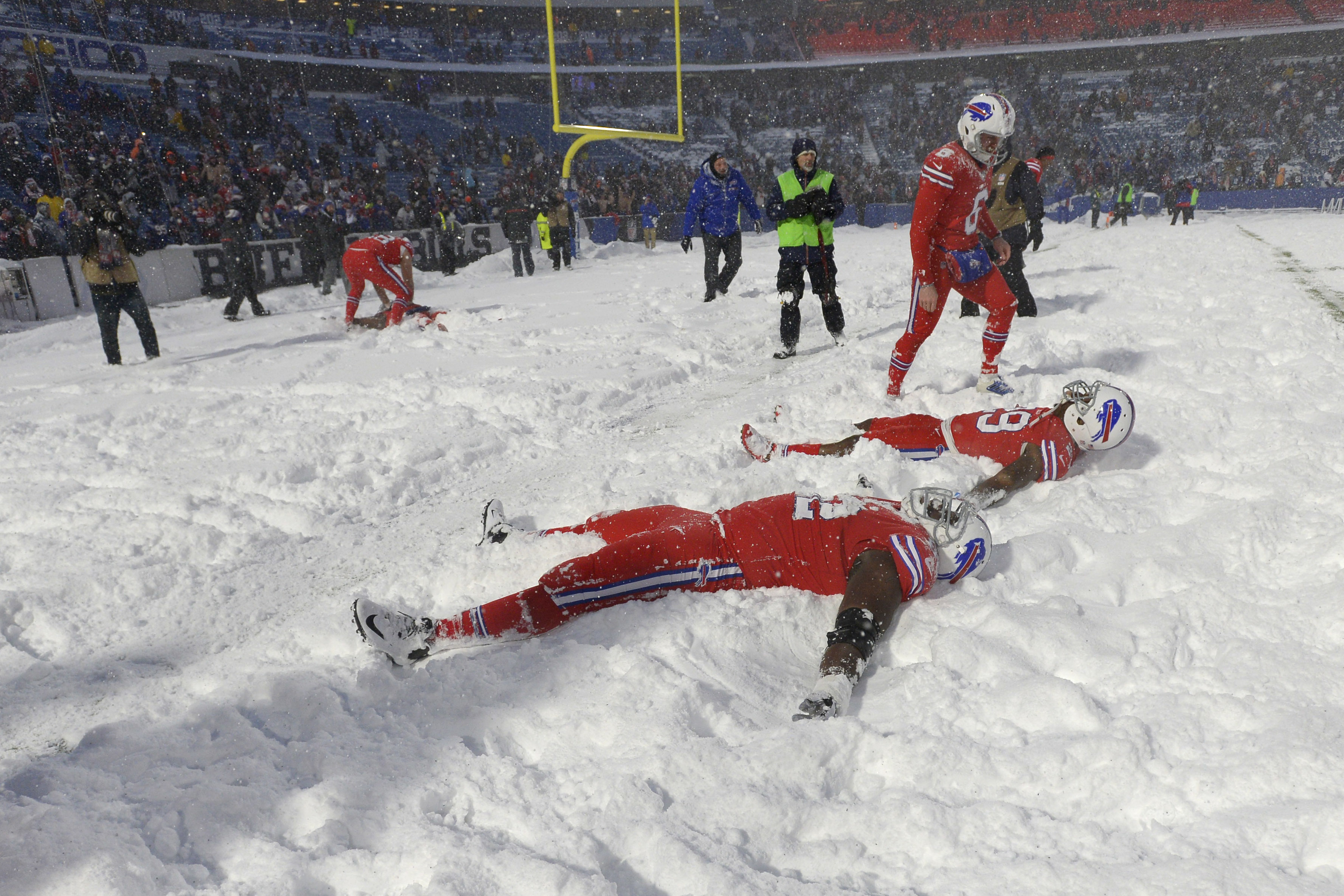 Bills Edge out Dolphins Late in AFC East Winter Wonderland 