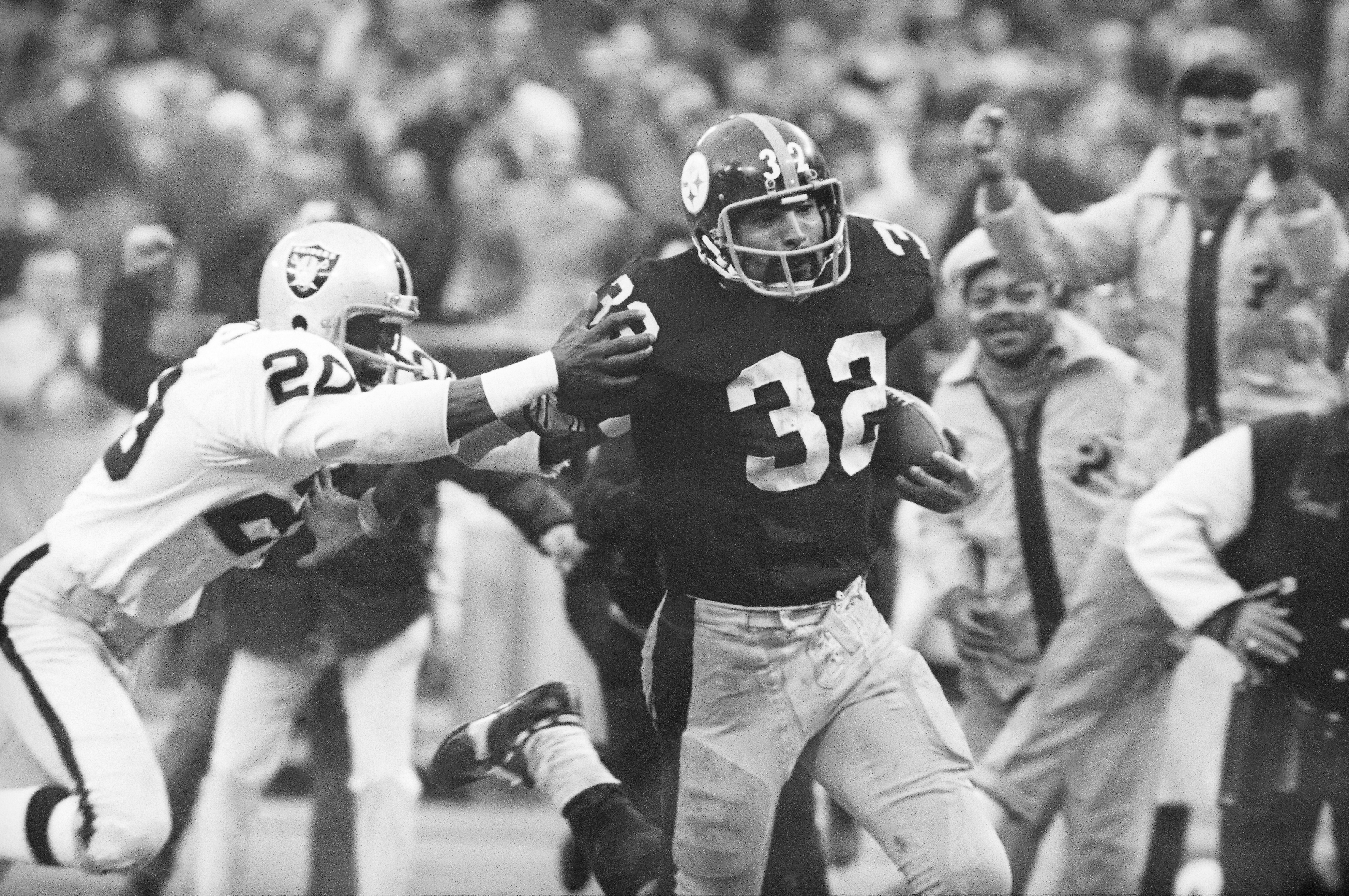 Franco Harris of the Pittsburgh Steelers rests on the sidelines News  Photo - Getty Images