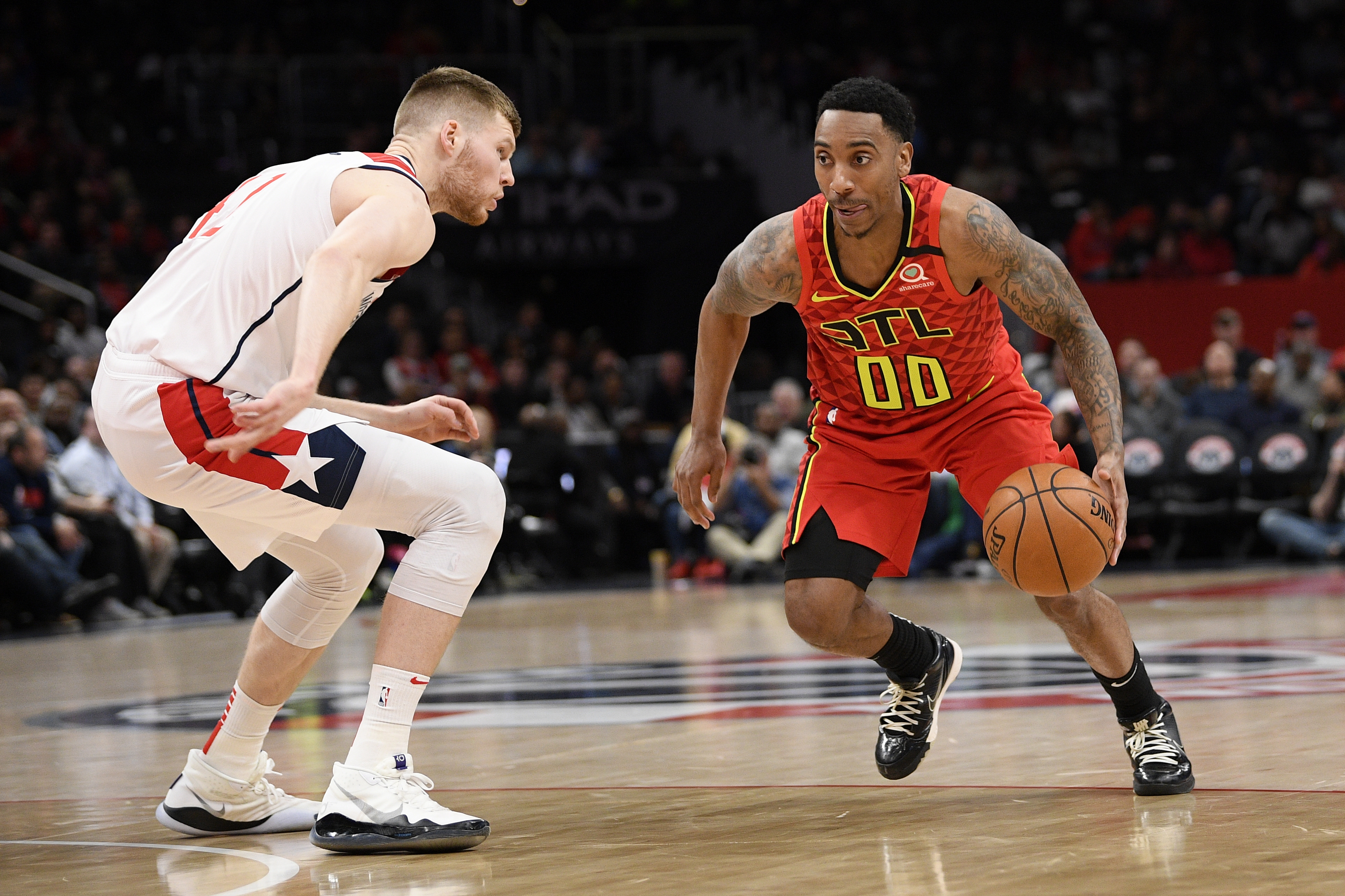 Jeff Teague (00) looks for an opening in a game against Washington this past season.