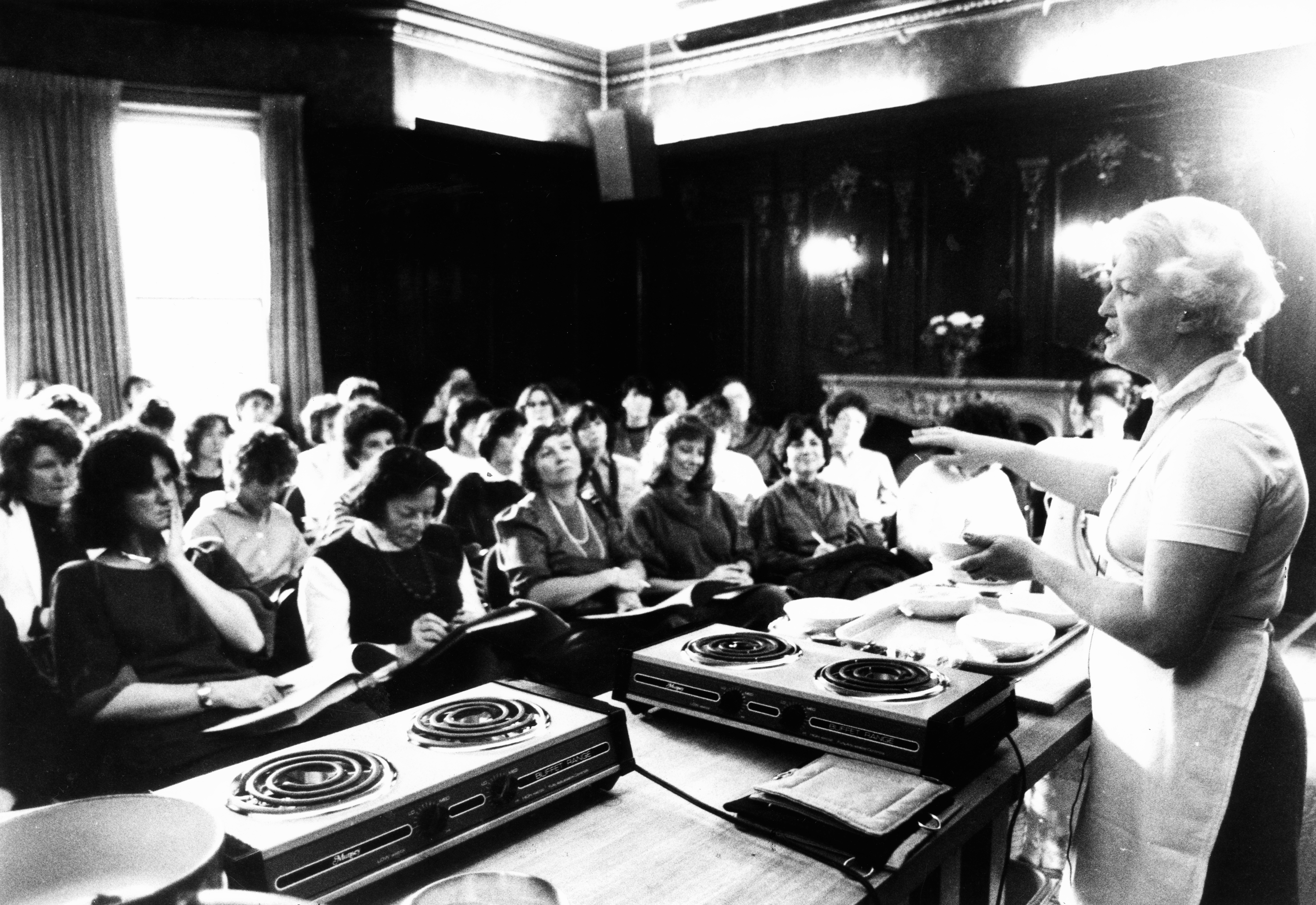 Students listen attentively to Madeleine Kamman, a chef, author, and cooking teacher, at the French Library in Boston on Feb. 27, 1985.