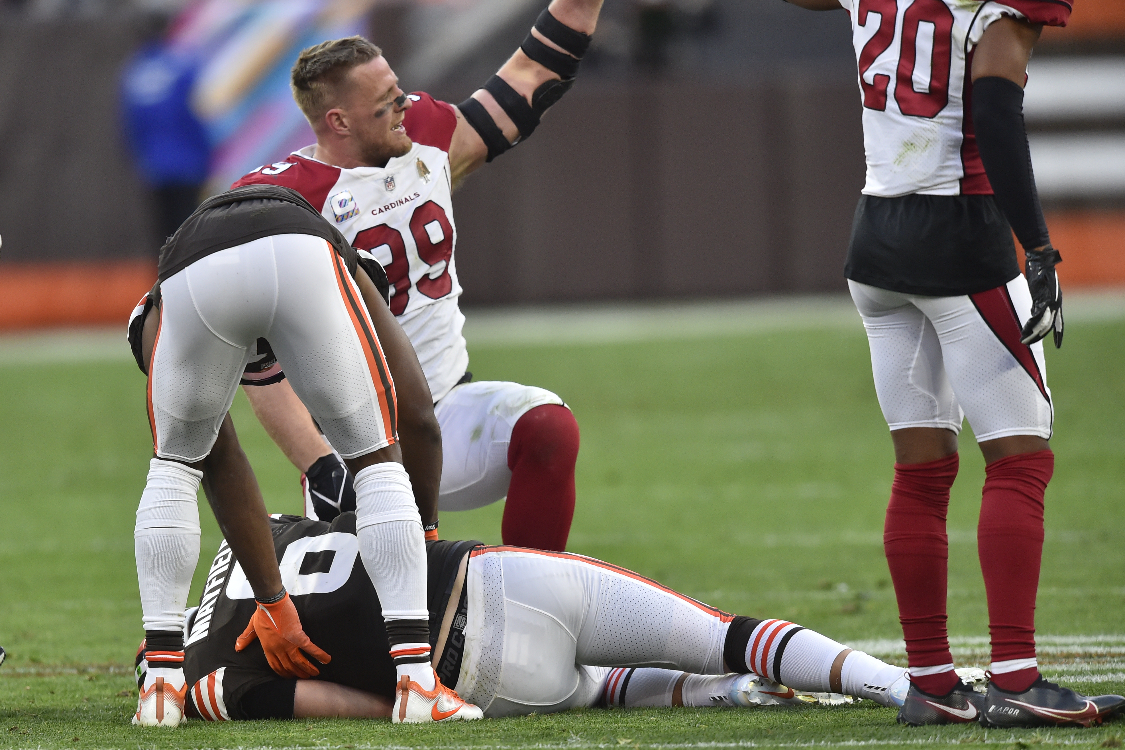 Mayfield, Hunt injured as Browns battered in loss to Cards