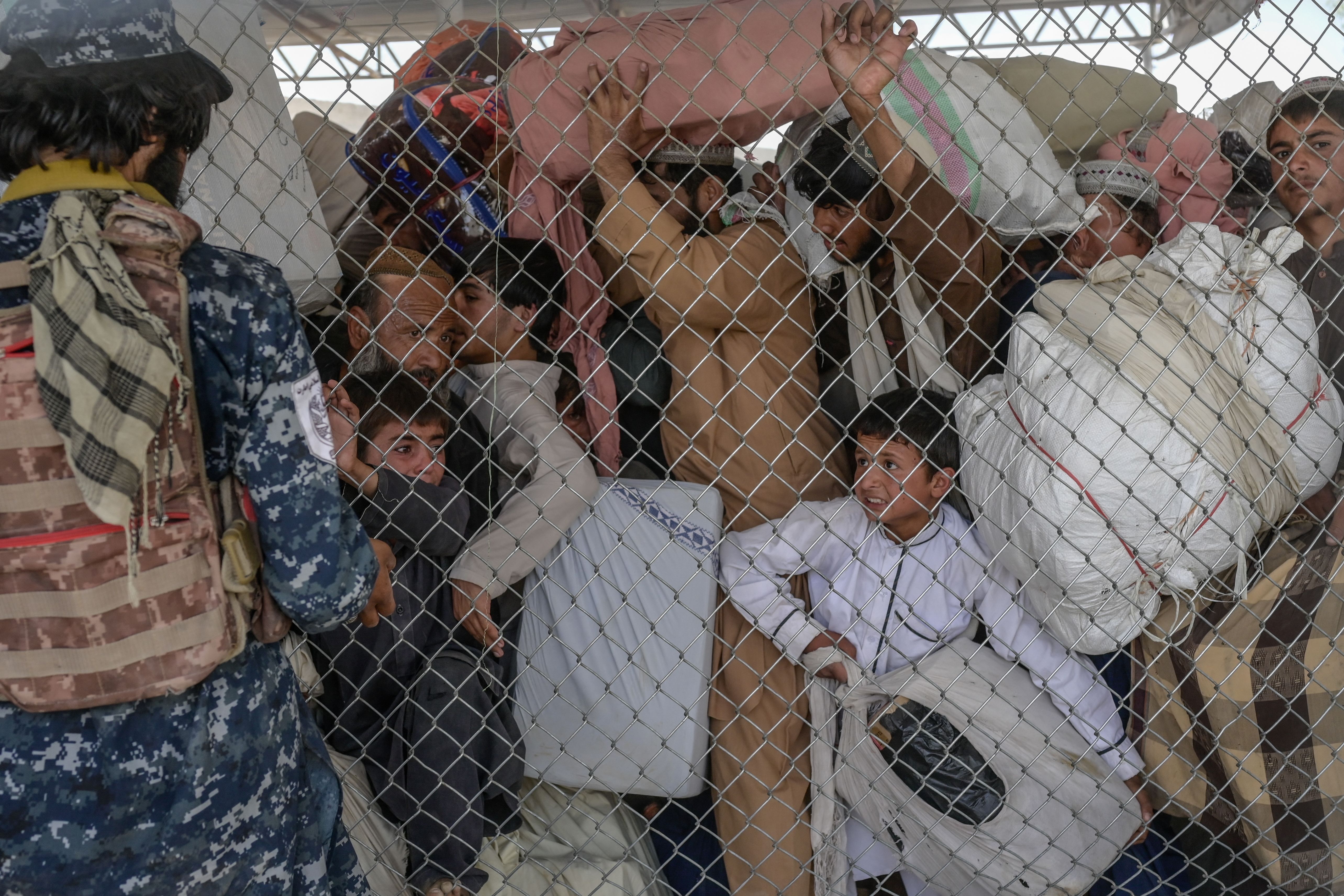 People rushed to pass the border gate to Pakistan from the Afghanistan border in Spin Boldak on Sept. 25.