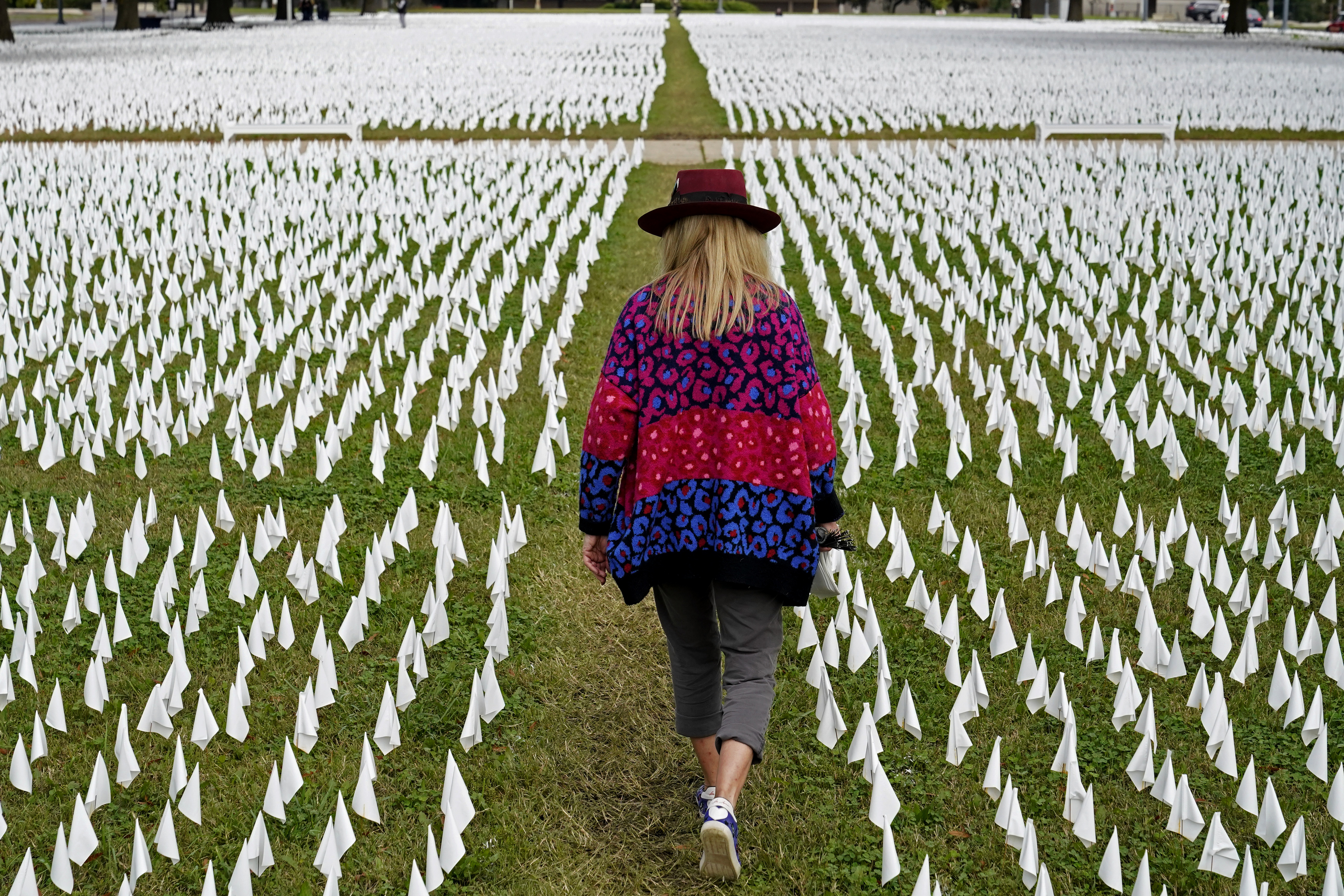 Thousands of white flags were planted in the nation’s capital
in memory of Americans who have died of COVID-19.
