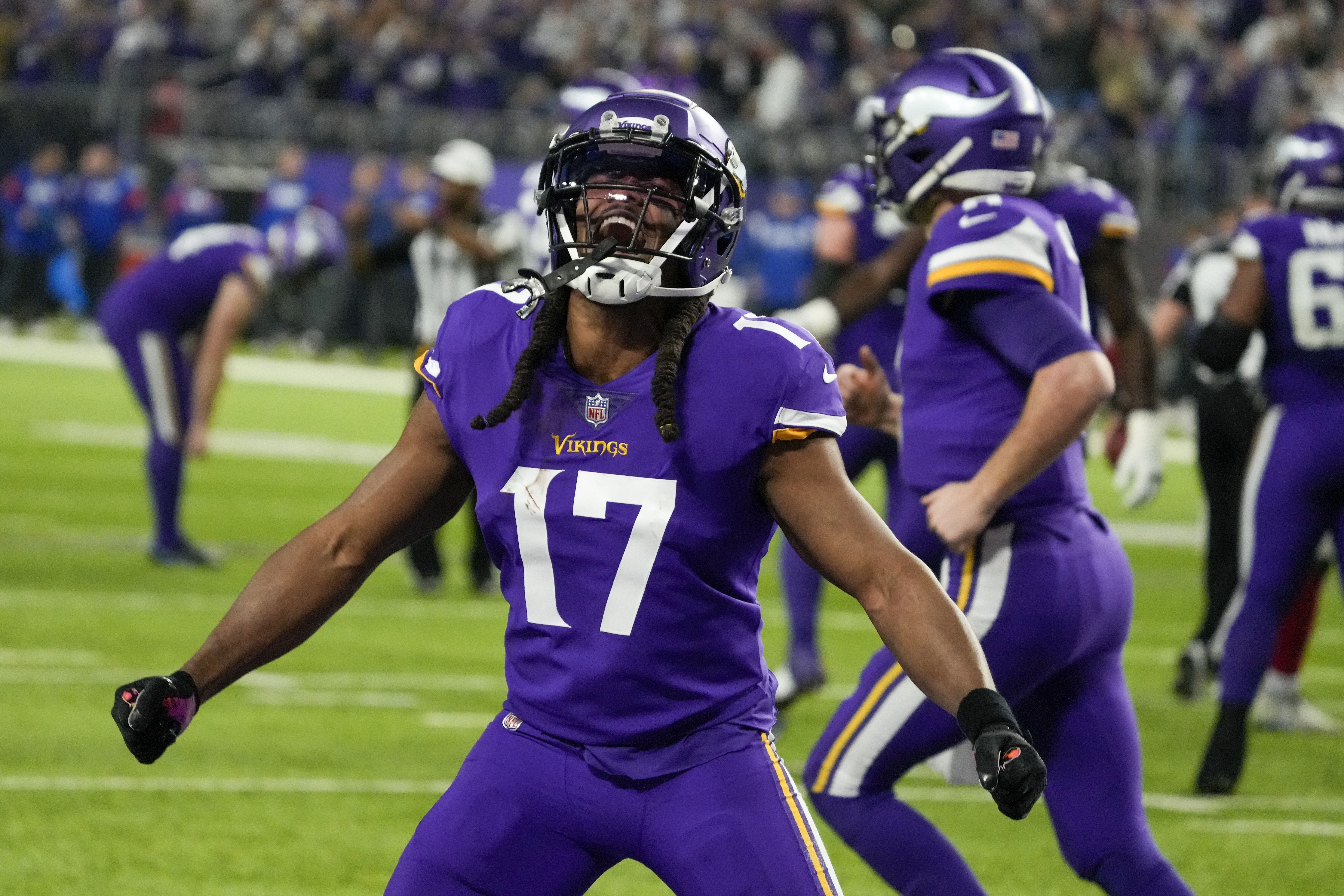 Vikings WR KJ Osborn details pulling man from burning car in Texas