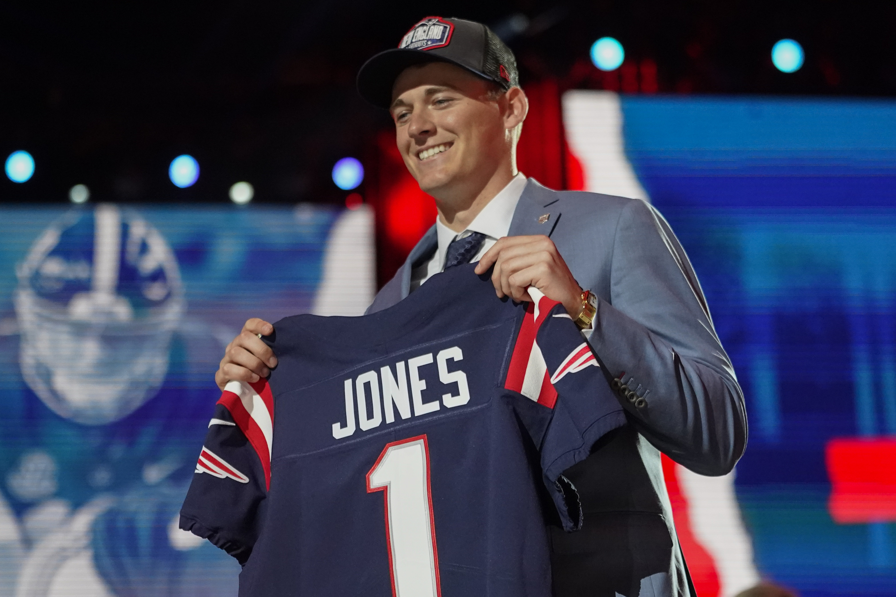 Patriots 7-round mock draft: A 'Belichick-ian' plan to land a QB, 2 WRs