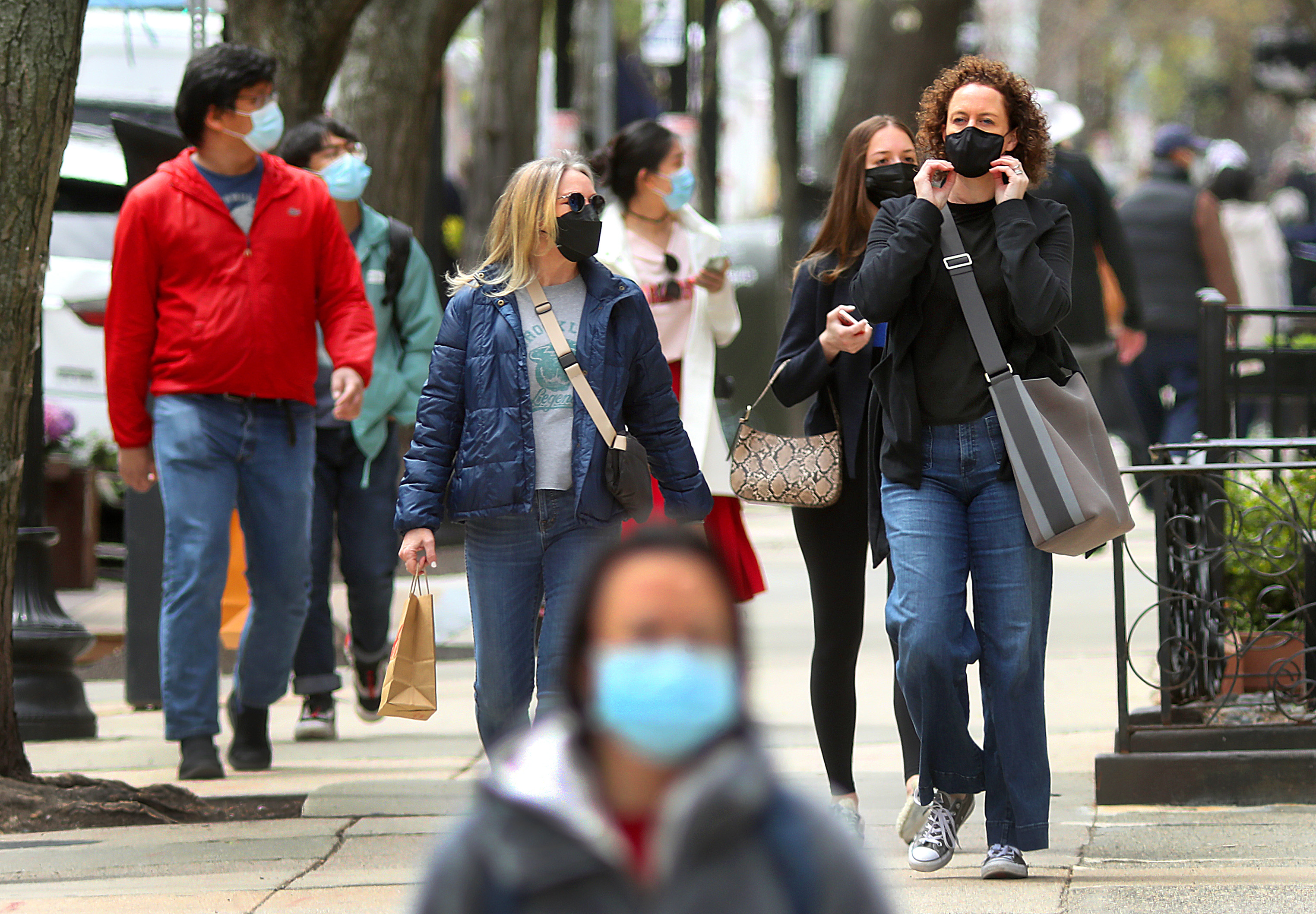 Cdc Relaxes Outdoor Mask Wearing Guidance For Fully Vaccinated Americans The Boston Globe