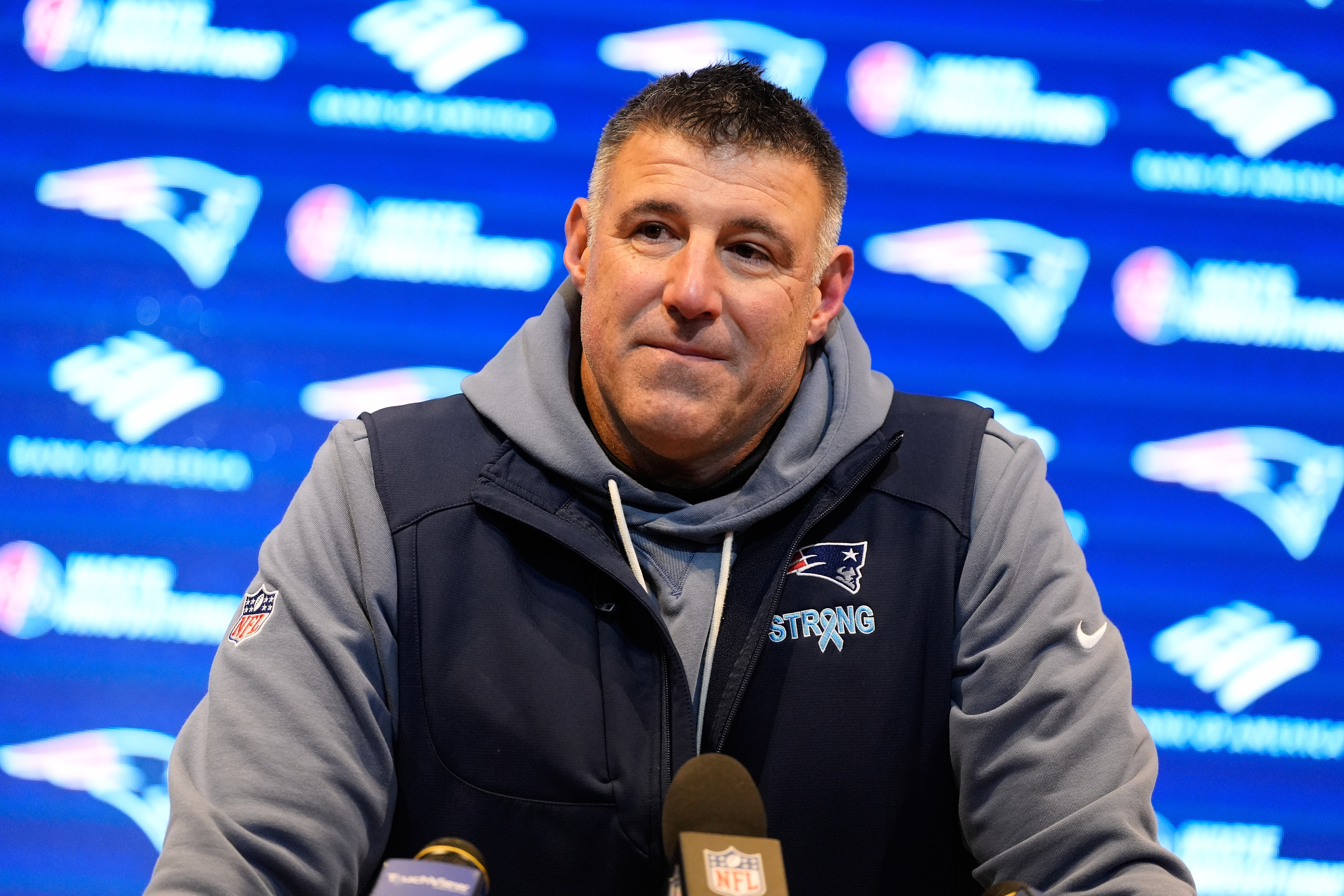 Your Mike Vrabel Monday rundown: Patriots coach on Drake Maye's MVP case,  Rhamondre Stevenson, and traveling fans - The Boston Globe
