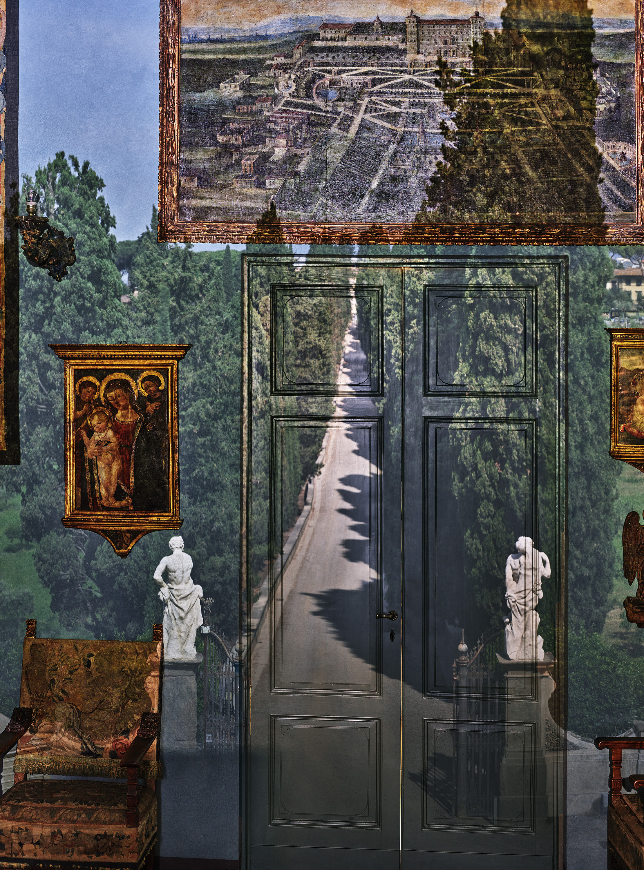 Abelardo Morale, "Camera Abscura: Veduta della Porta di Villa nella Galleria Blu, Villa La Pietra, Firenze, Italia," 2017, stampa a pigmenti d'archivio. 