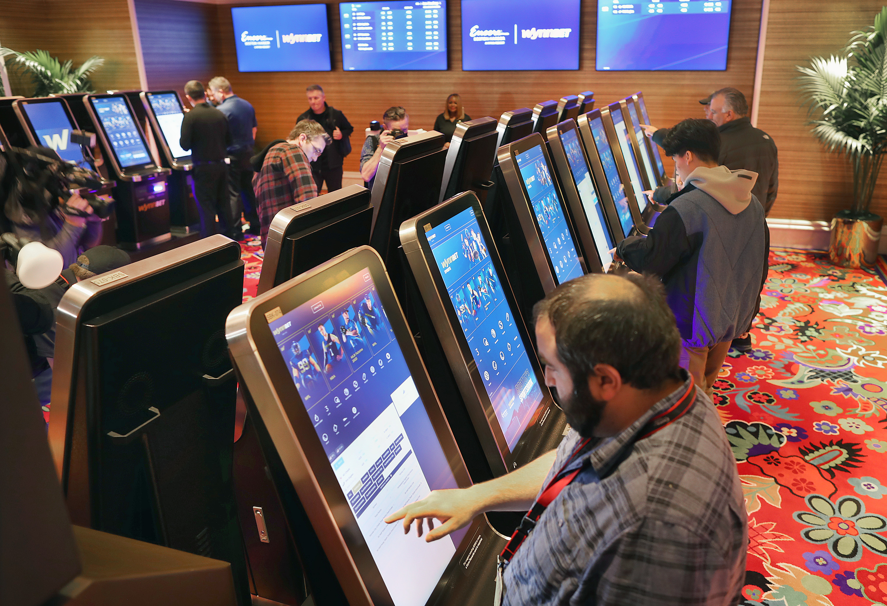 3 Las Vegas hotels introduce self-check in kiosks