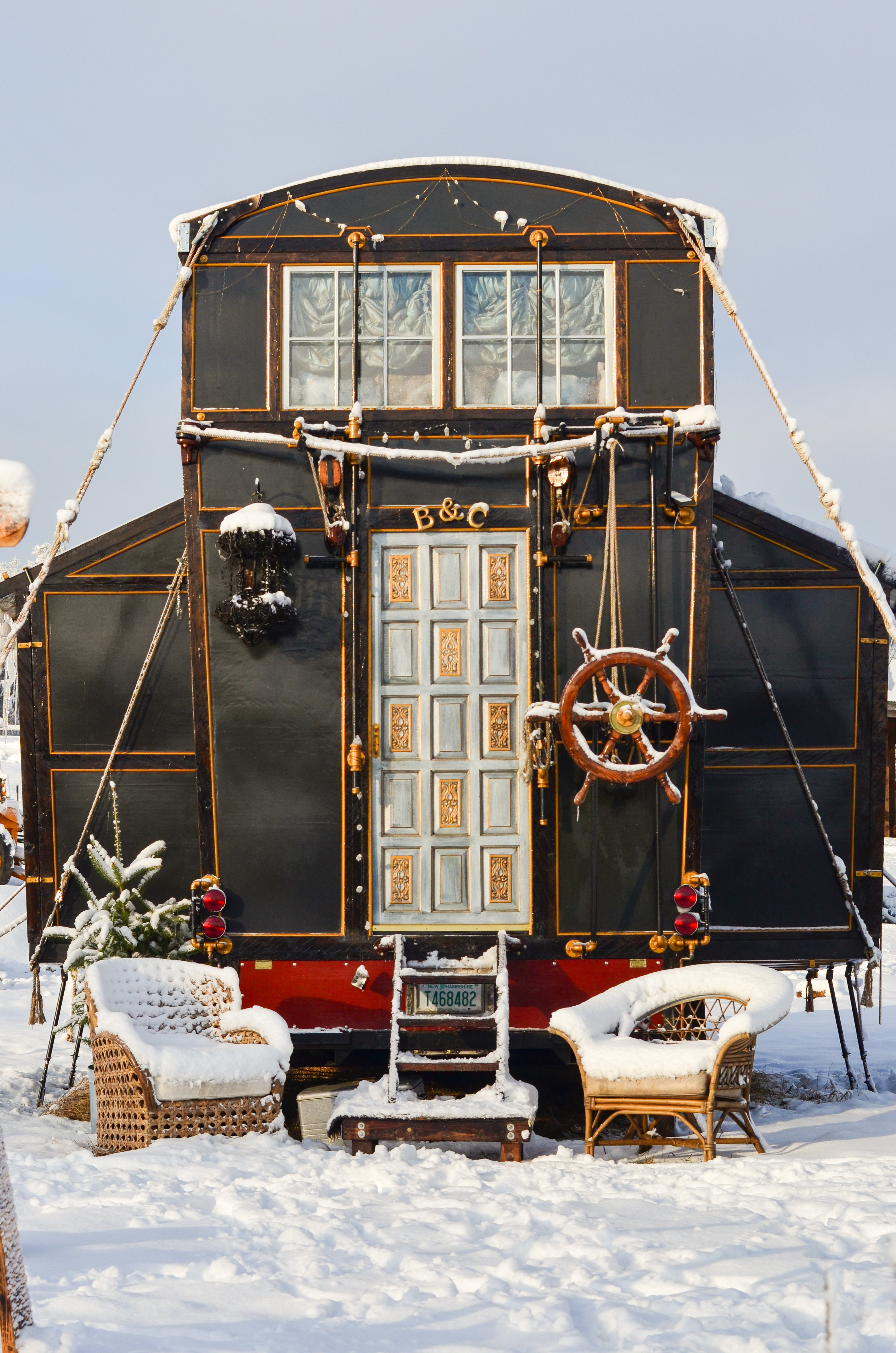 chloe-barcelou-tiny-home-exterior