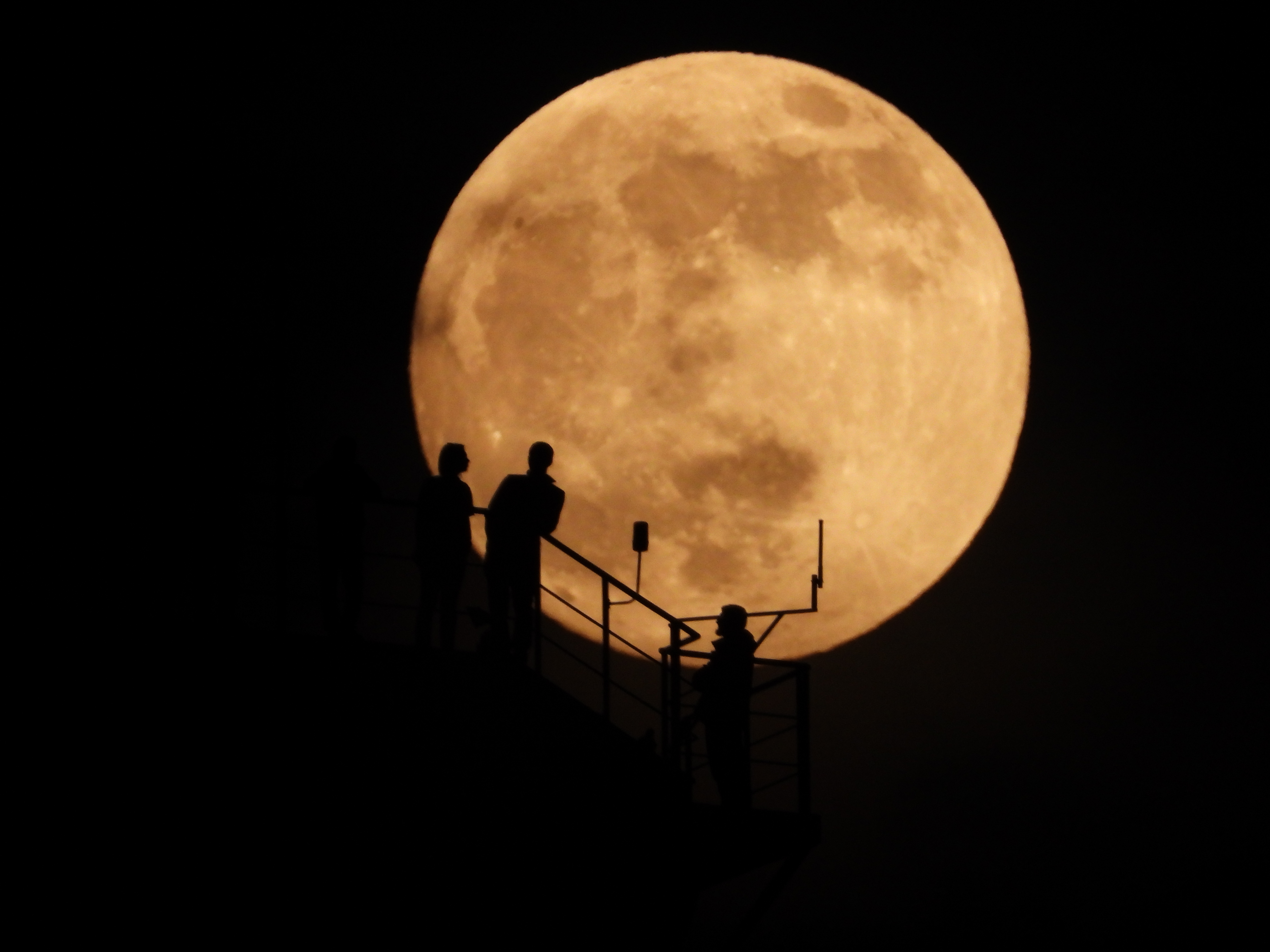 Photos: Last night's lunar eclipse dazzles earthbound viewers 