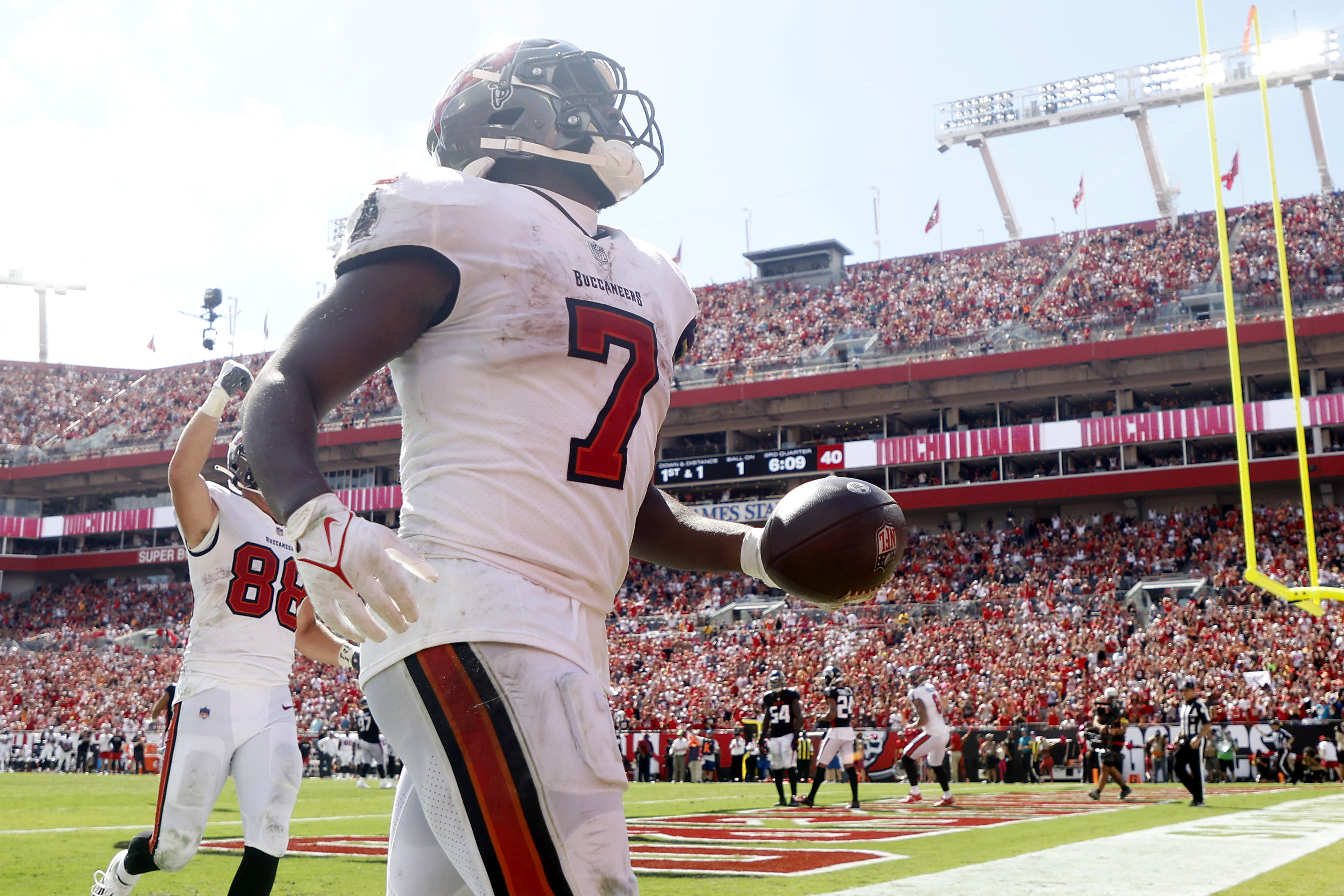 Tom Brady Throws for 351 Yards, Bucs Beat Falcons 21-15