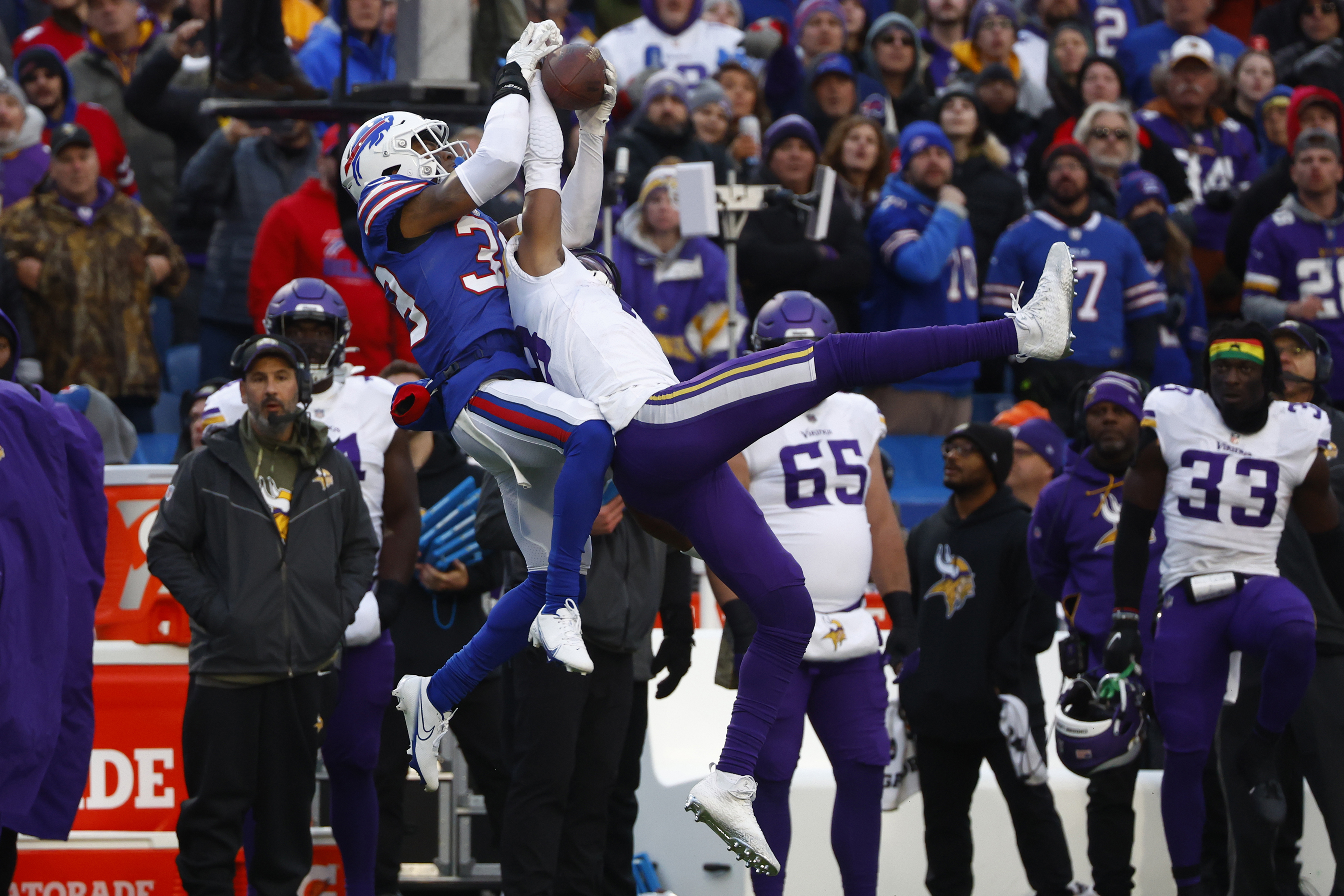 NFL Auction  Crucial Catch - Vikings Matt Cassel Game Issued Jersey