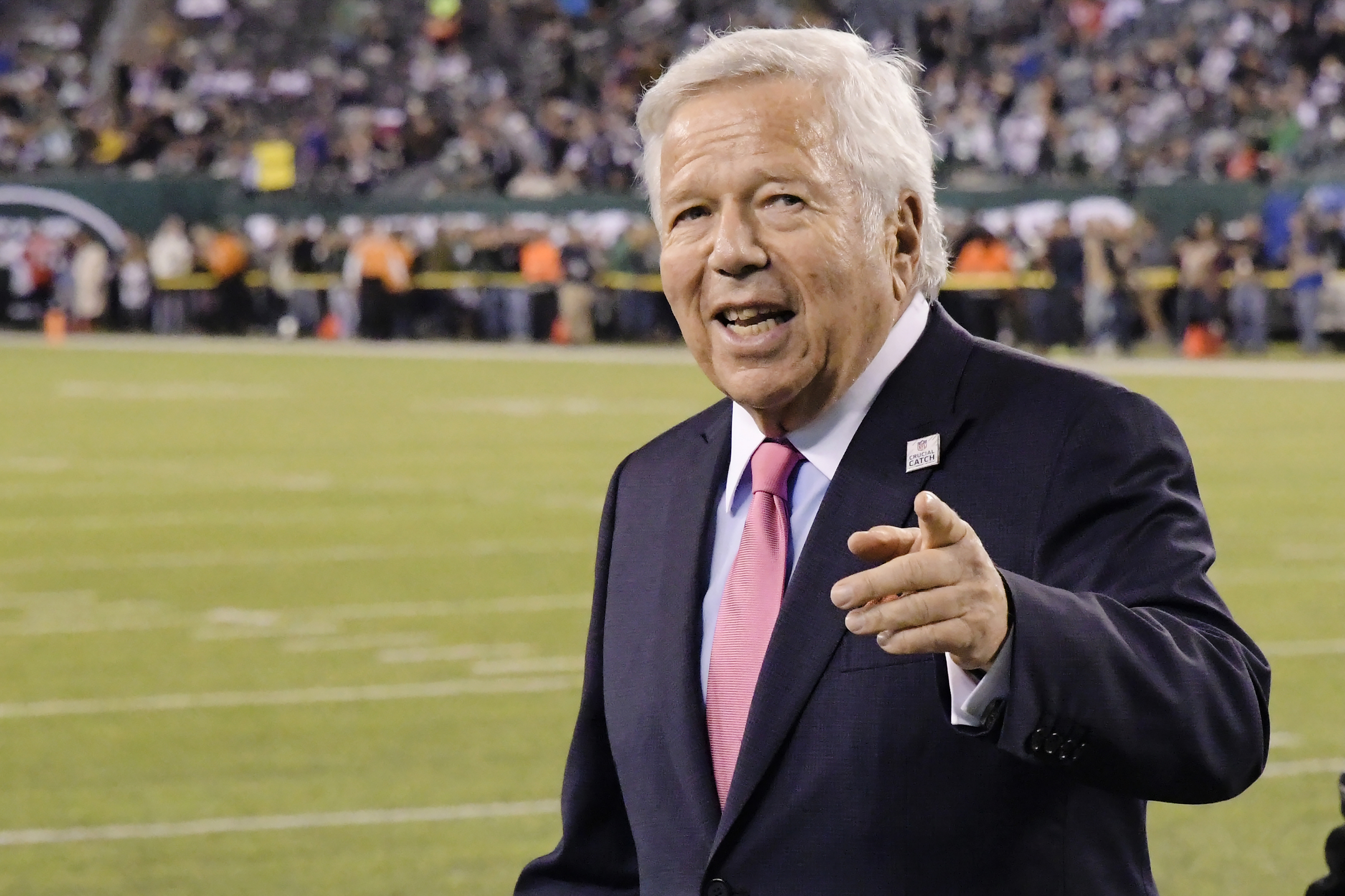 Patriots' Robert Kraft apologizes to family, friends for sex solicitation