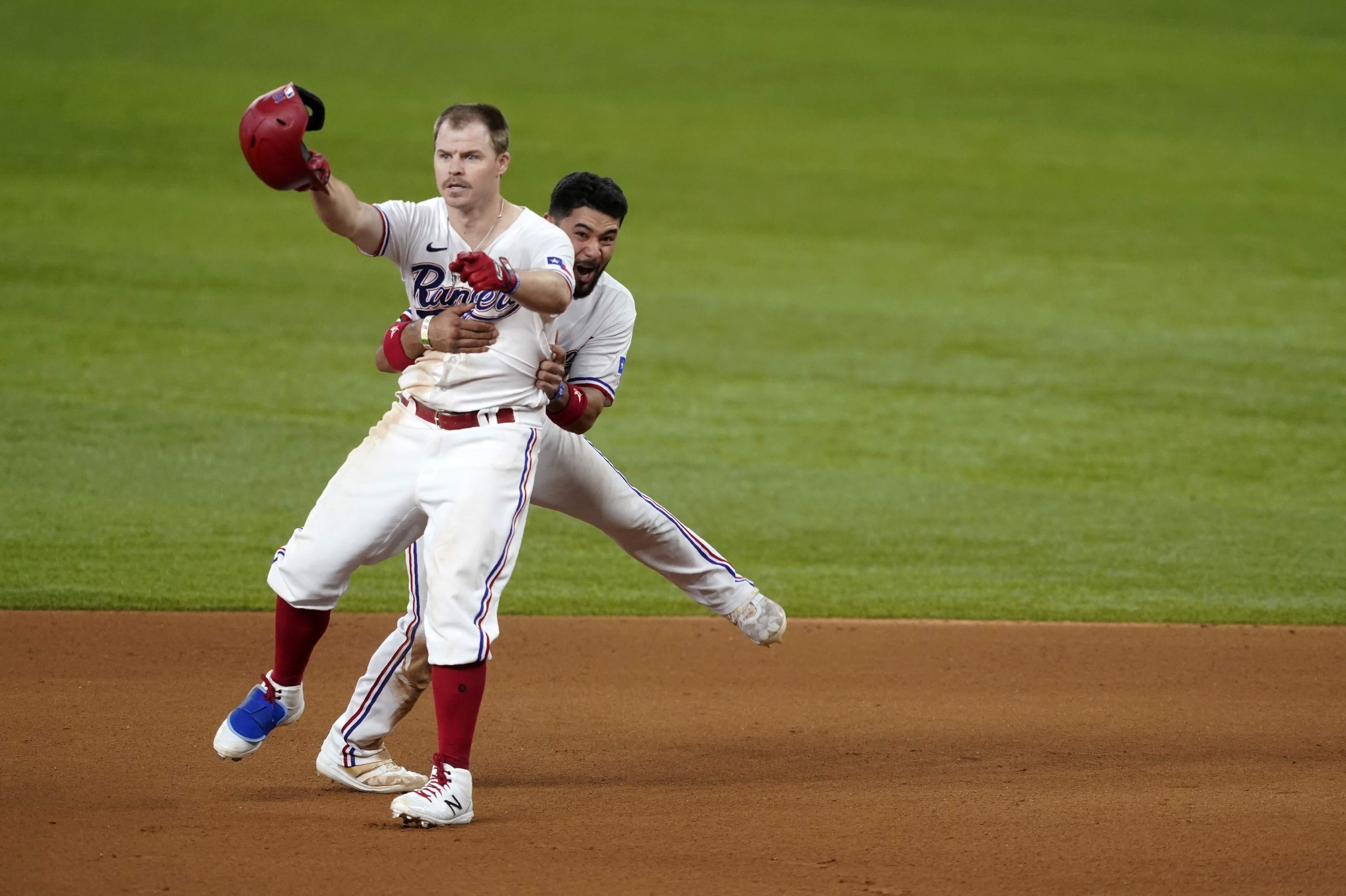 Brock Holt's walk-off single lifted the Rangers over the Giants in extras.