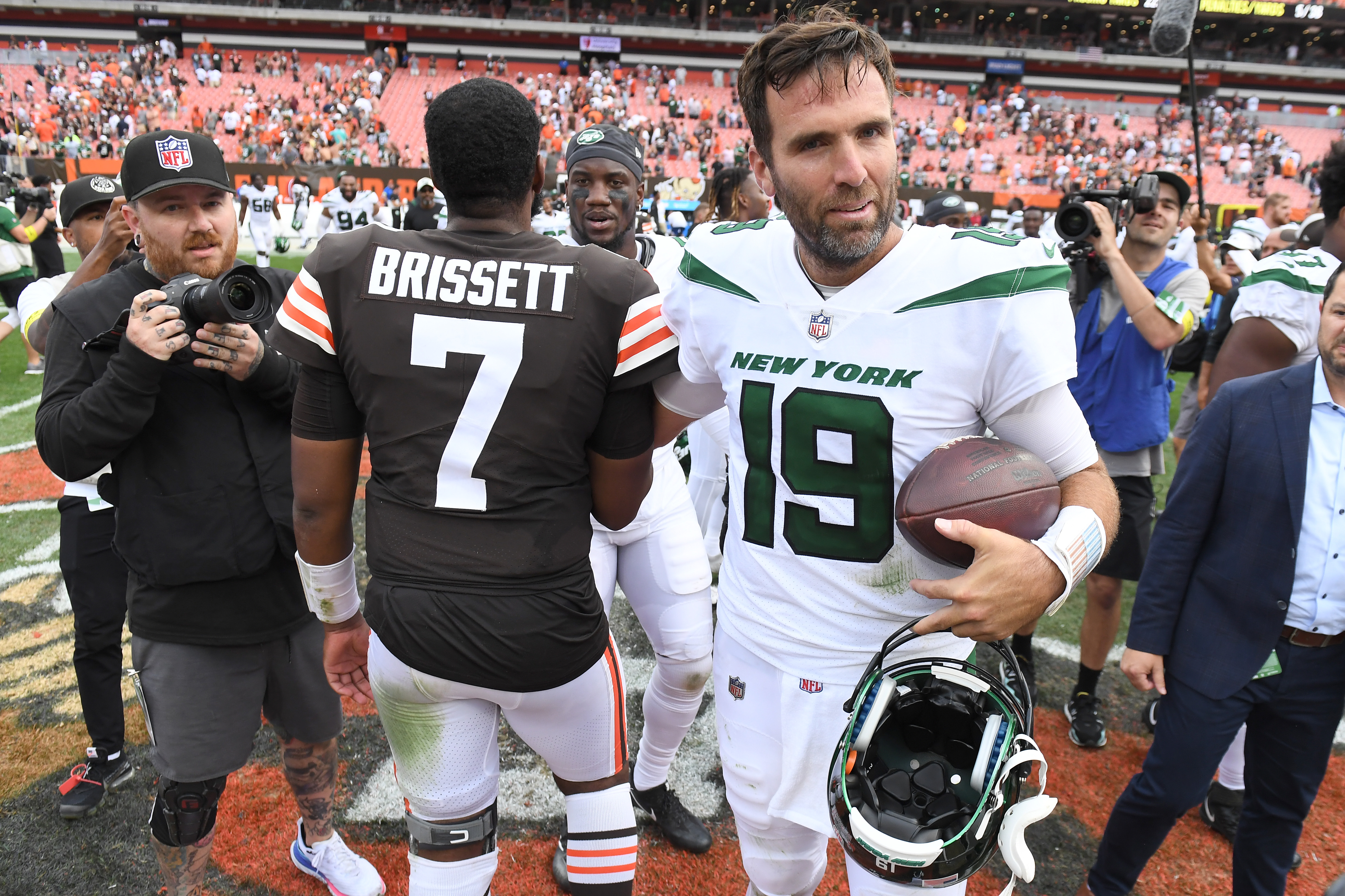 New York Jets re-sign QB Joe Flacco