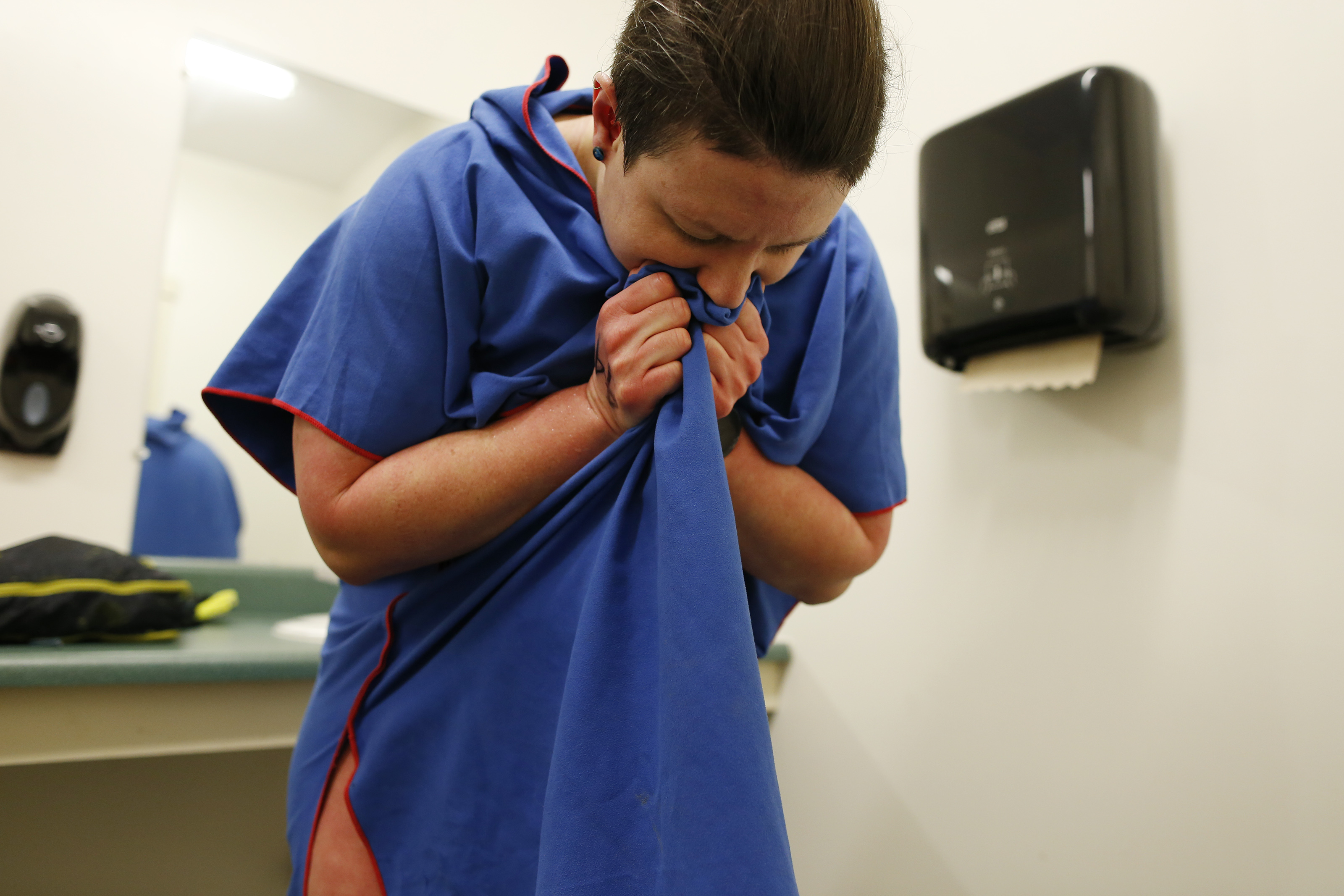 Inside the warming hut, Sam Levinson clenched her hands in pain as she experienced a phenomenon known as “afterdrop,” when cold blood from the extremities suddenly rushes to the warm core after a person swims in ice cold water.