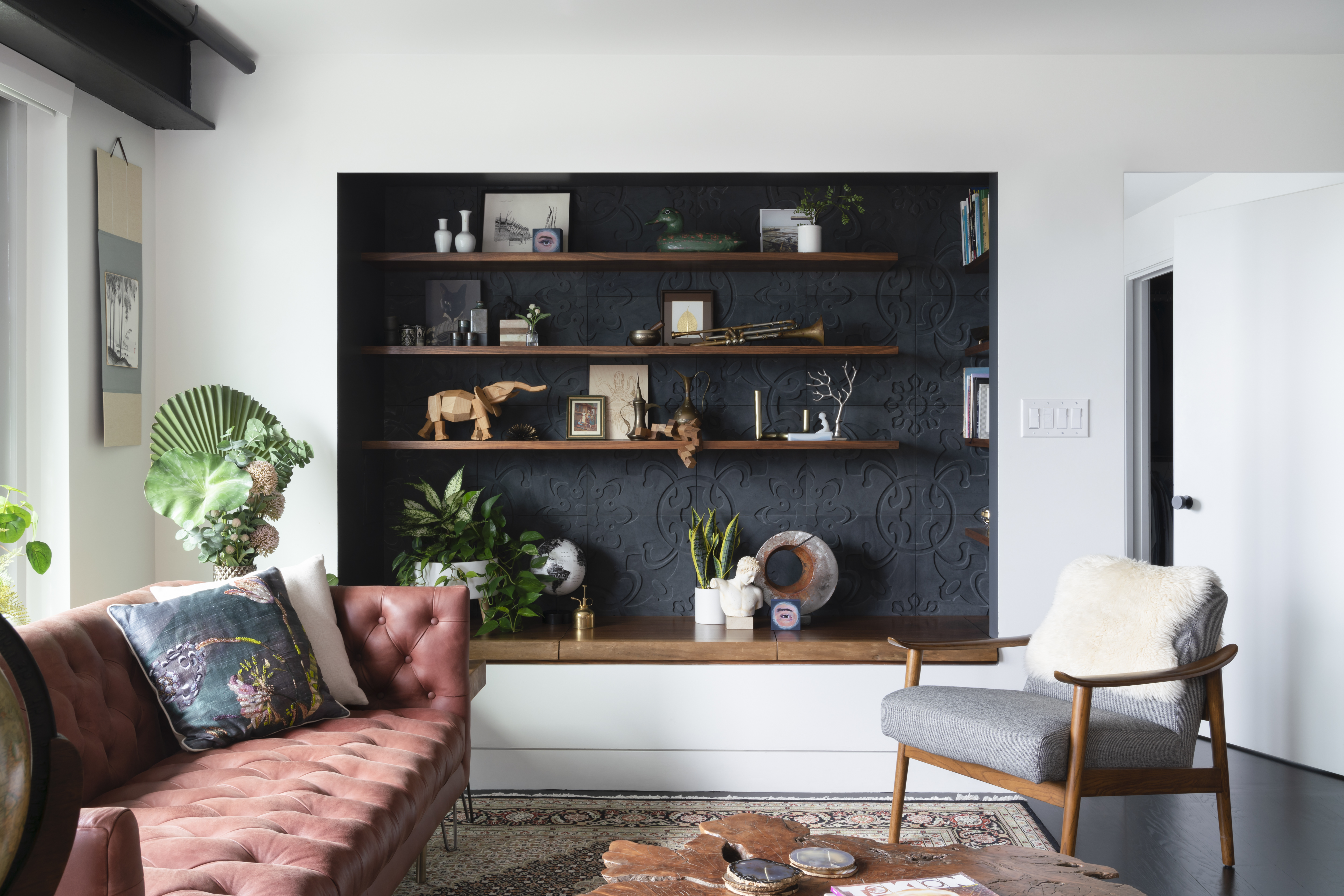 In the living room, Moedinger designed a niche with storage under the bench and exposed structural ceiling beams.