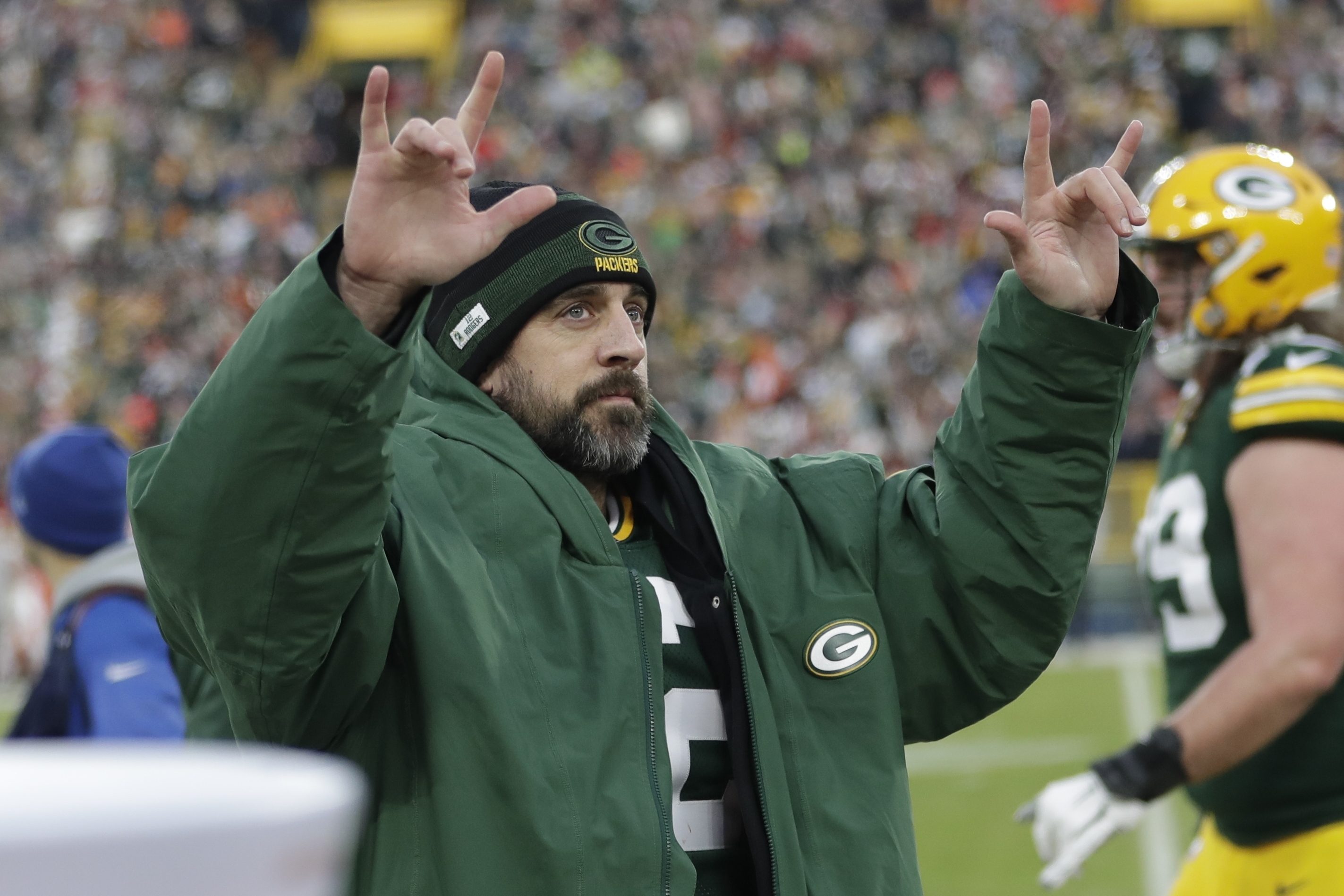 Aaron Rodgers sets club record for career touchdown passes, Packers hang on  to beat Browns - The Boston Globe