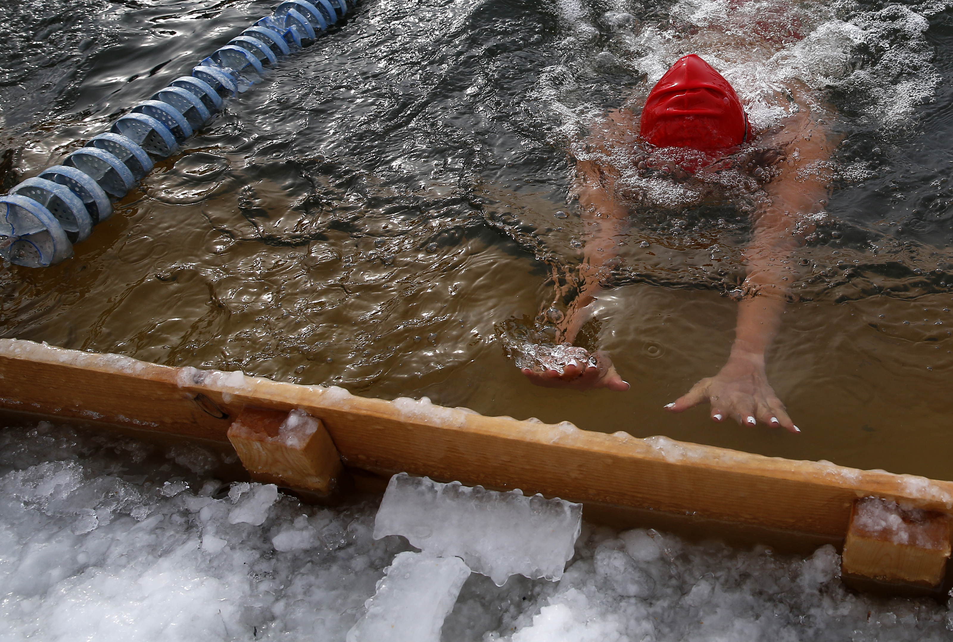 Qing Li of Chicago reached for the pool’s edge.