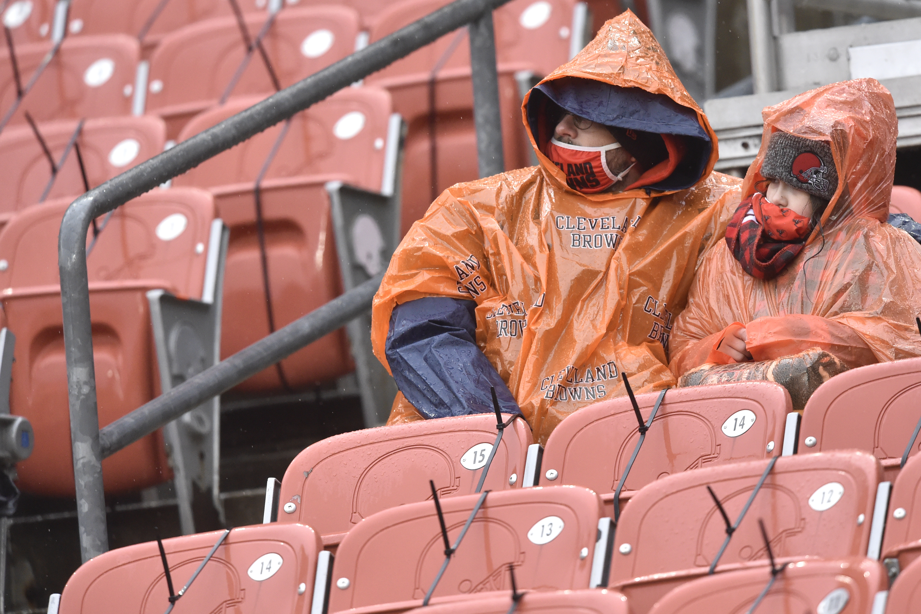 Cleveland Browns battle frigid temperatures, New Orleans Saints