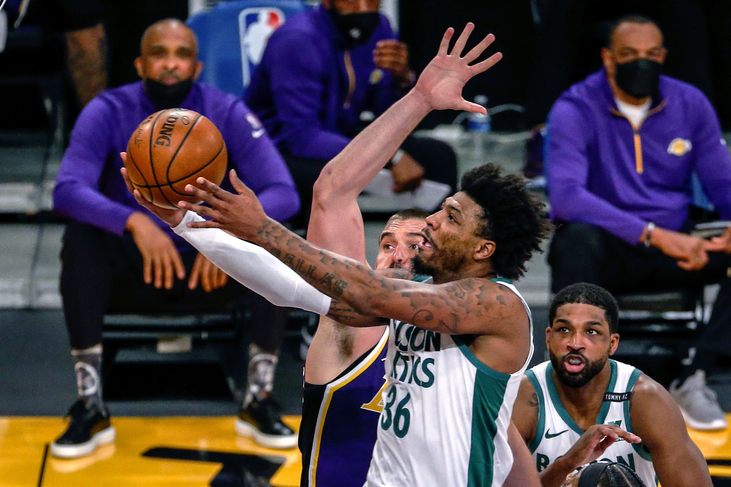 Marcus Smart masuk ke keranjang selama paruh pertama kemenangan Kamis atas Lakers.