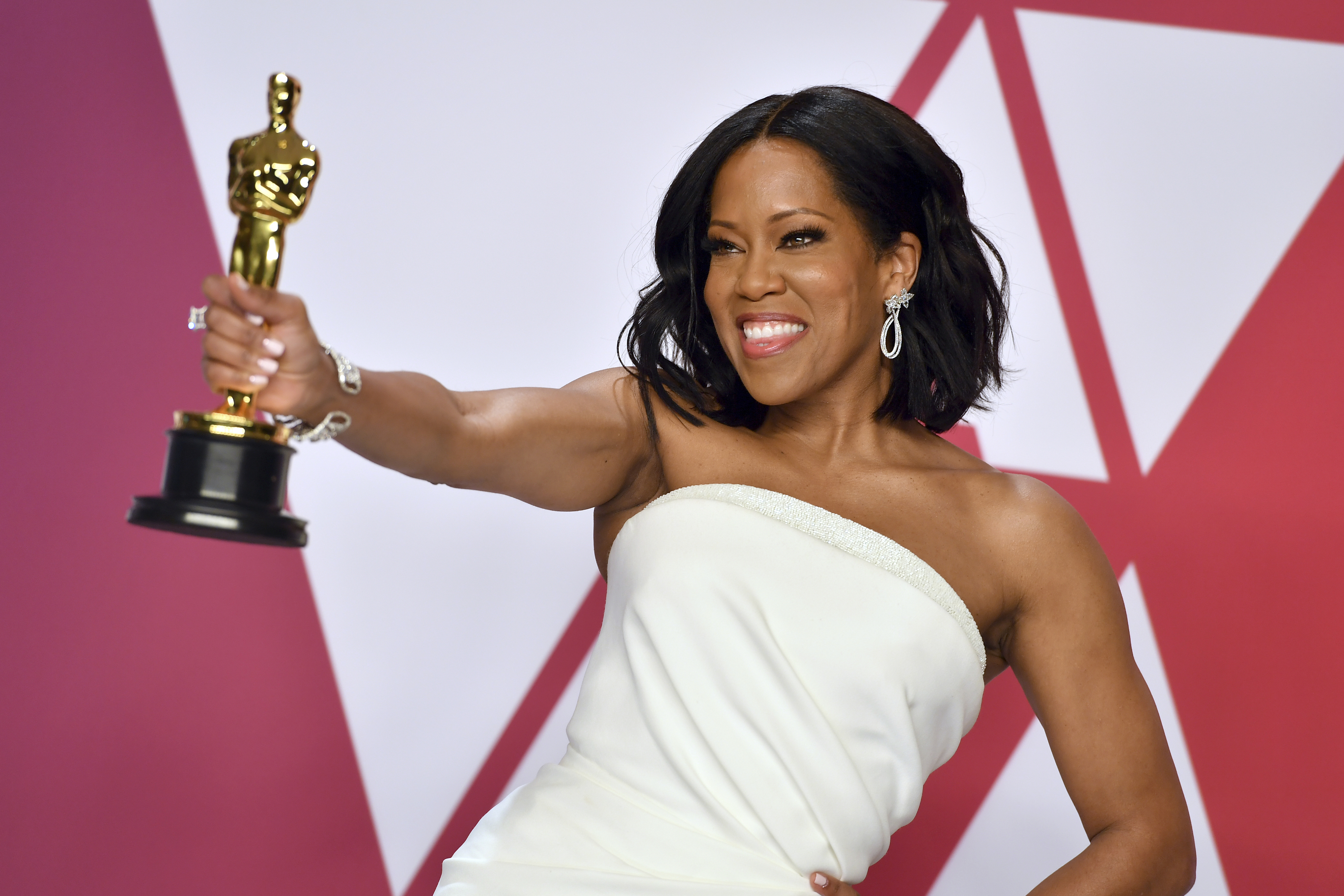 Regina King posed in 2019 with the Oscar she won for "If Beale Street Could Talk."