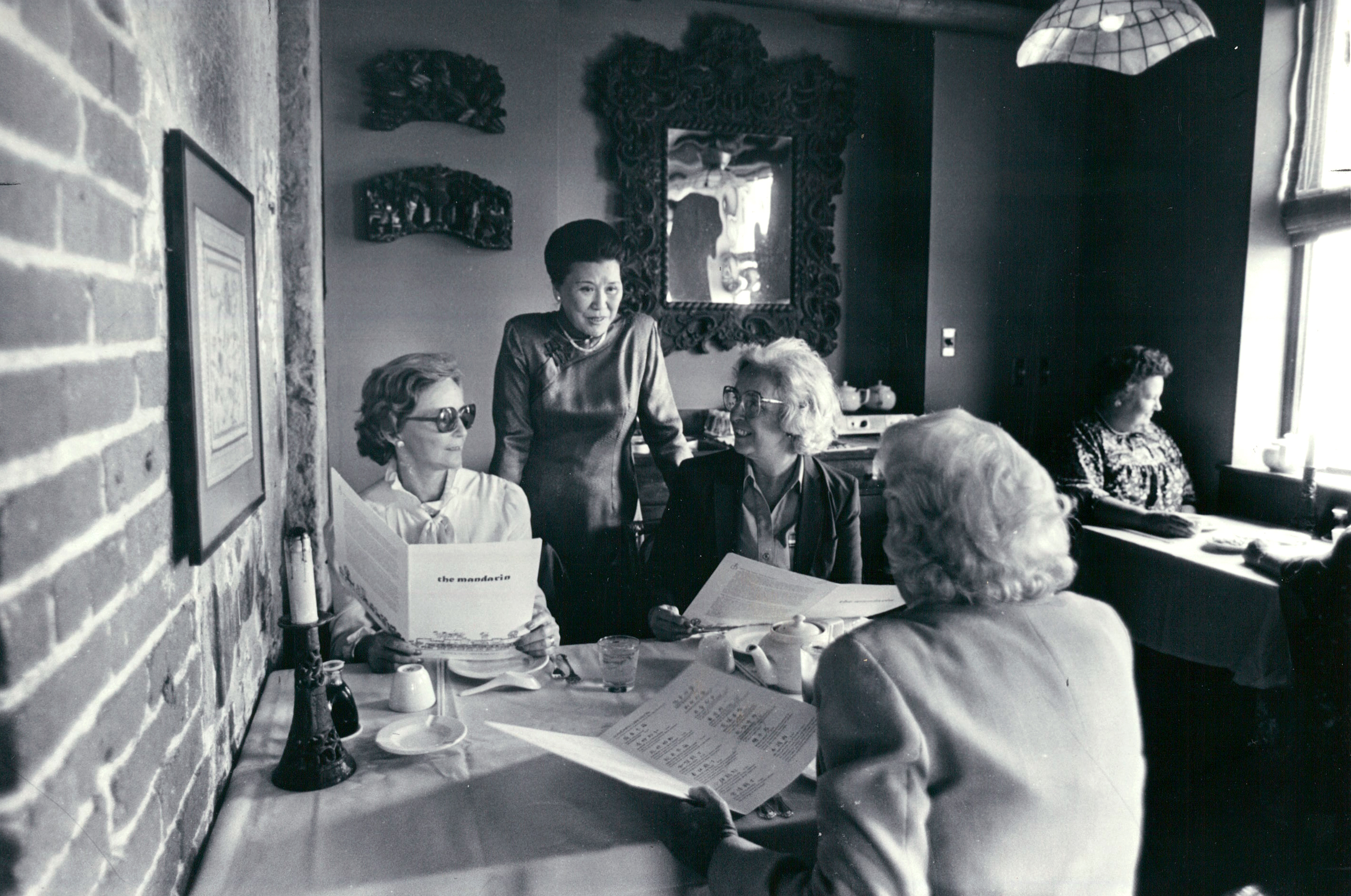 Diners at The Mandarin speak with Cecilia Chiang in 1982.