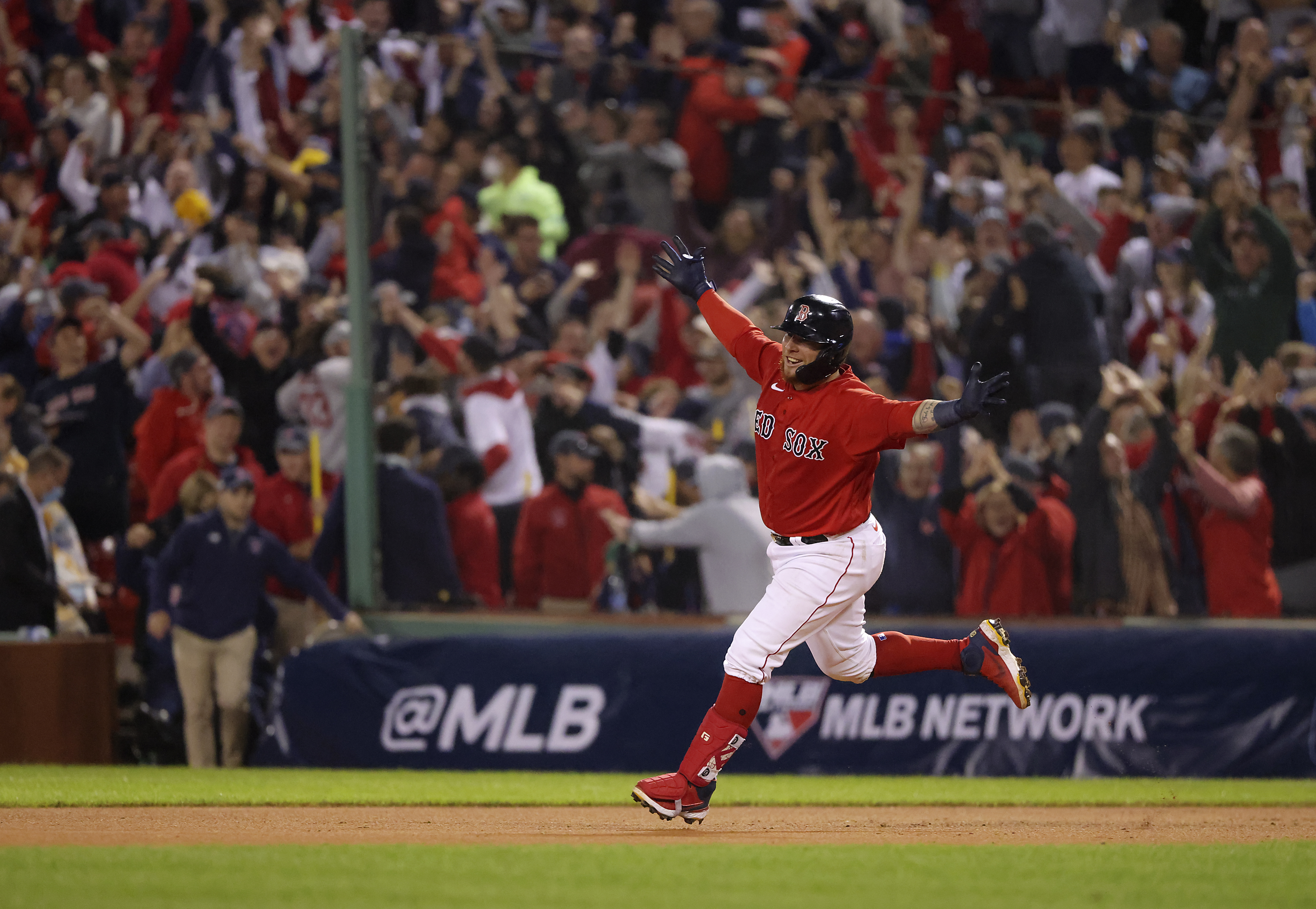 RED SOX WALK IT OFF! Christian Vázquez homers to win Game 3 of the