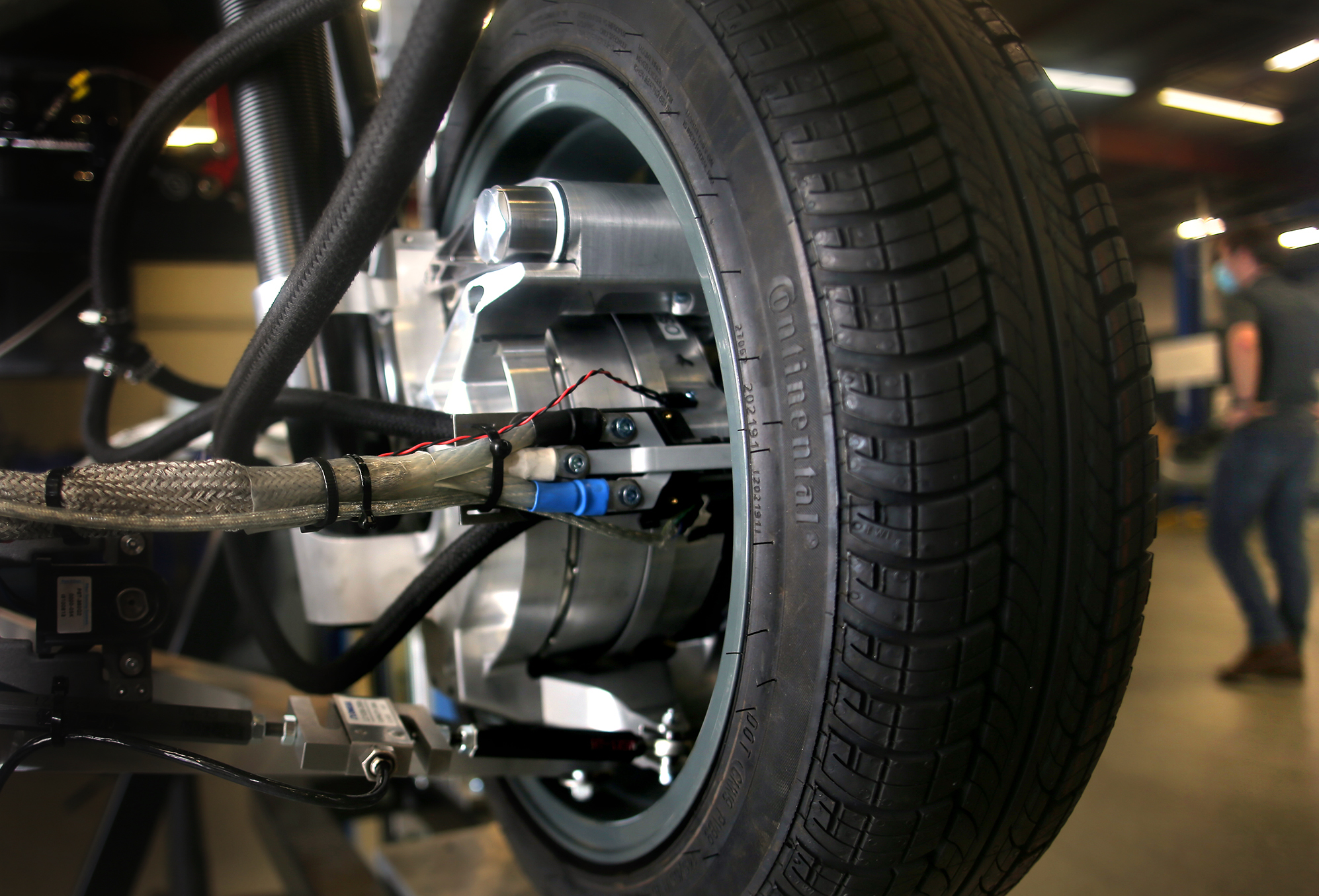 An Indigo wheel is displayed showing the active suspension technology.