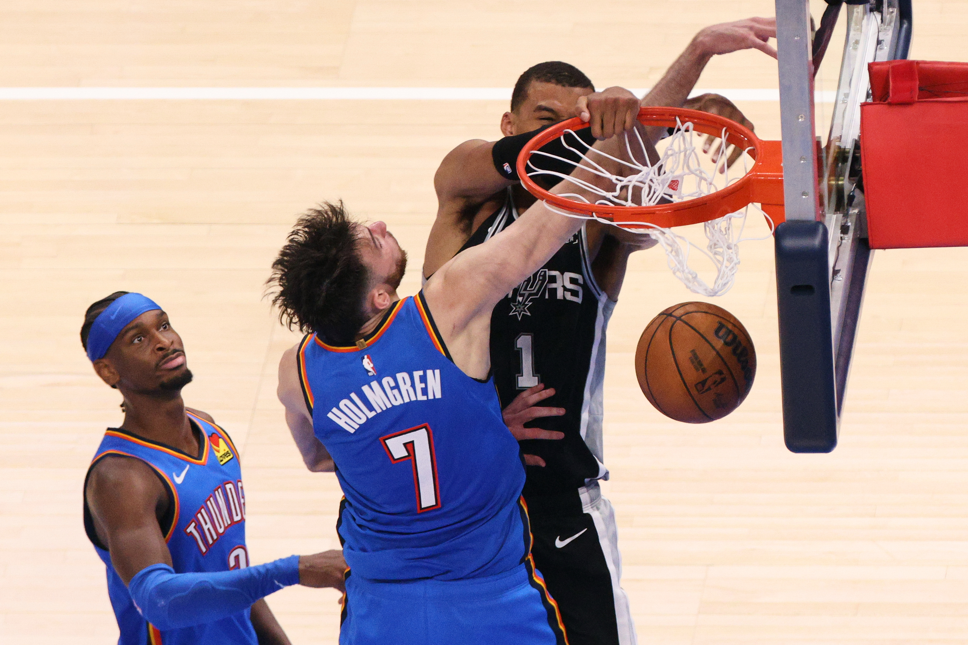 Victor Wembanyama dominant as Spurs beat Thunder in double OT to