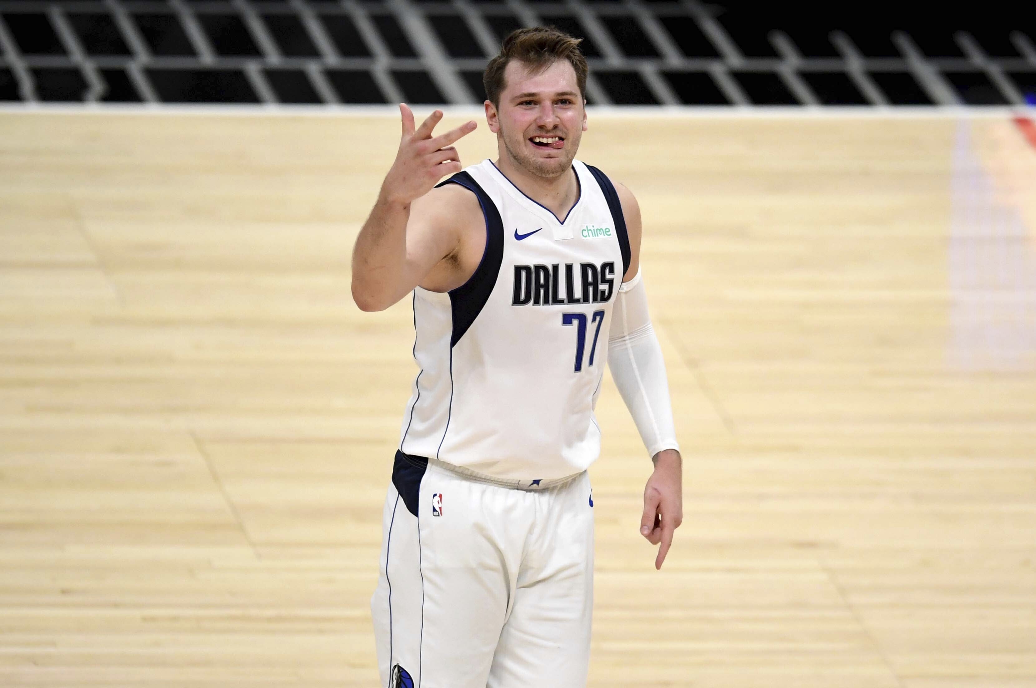 Luka Doncic tears his jersey nearly in half after missing two free