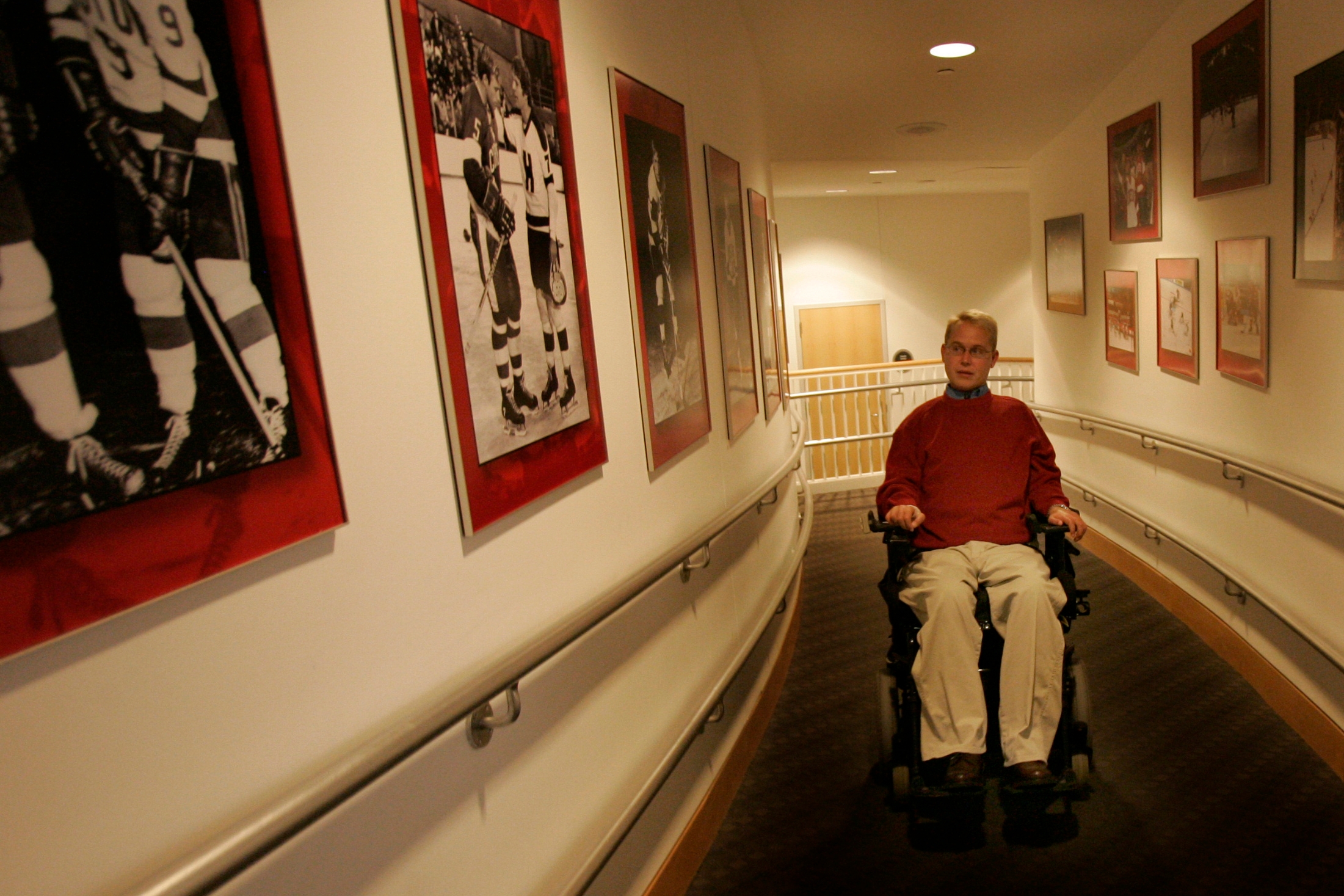 Former Boston University ice hockey player Travis Roy dies