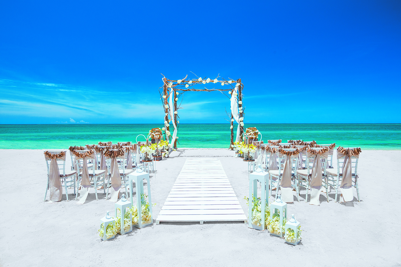 Your 2022 destination wedding is now a whole lot more affordable with all-inclusive brand Sandals Resorts’ new Free Tropical Wedding package.