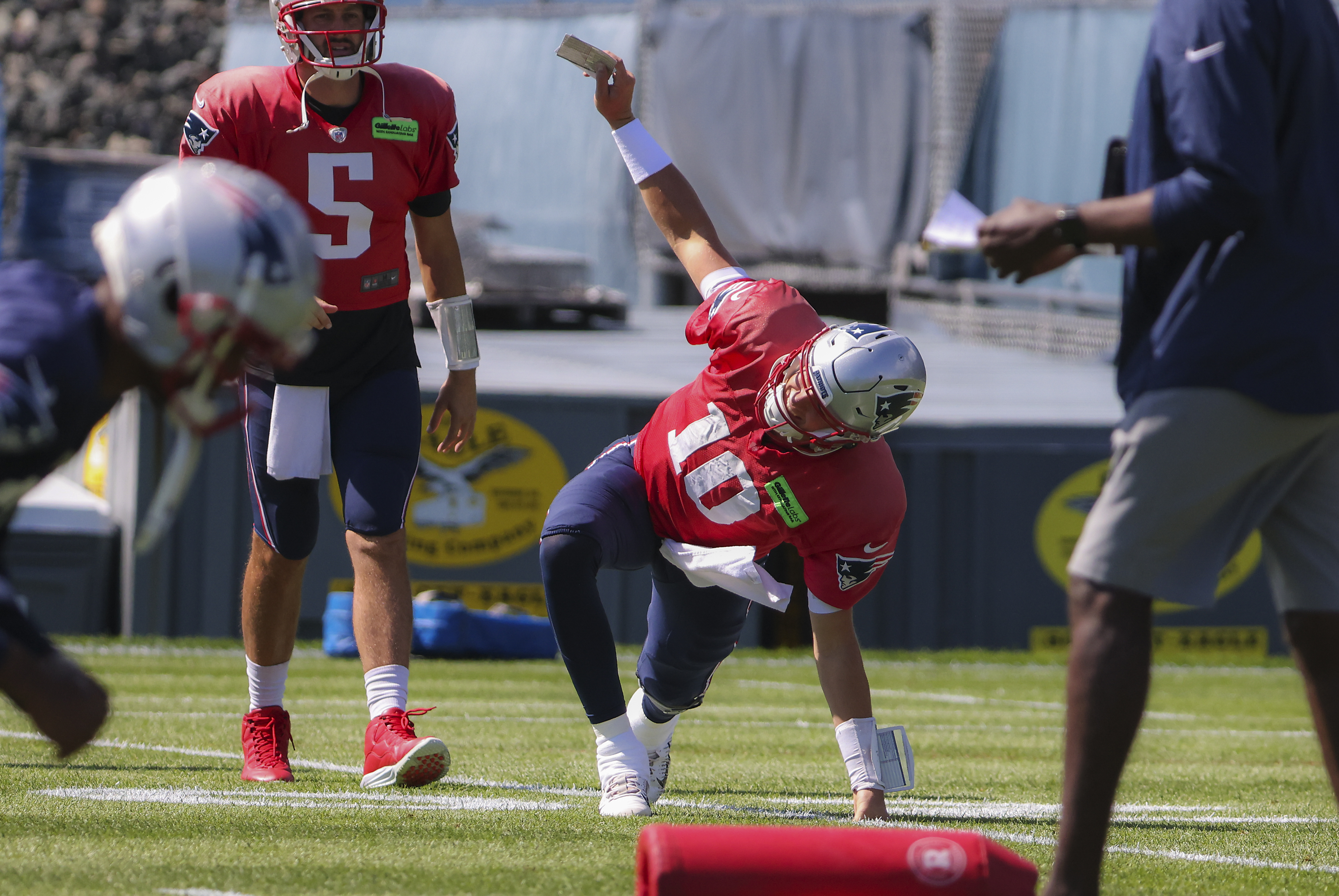 Breaking news for Week 8: Patriots QB Mac Jones took about 90% of the first  teams reps in practice today and will start for the team on Sunday against  the Jets, per