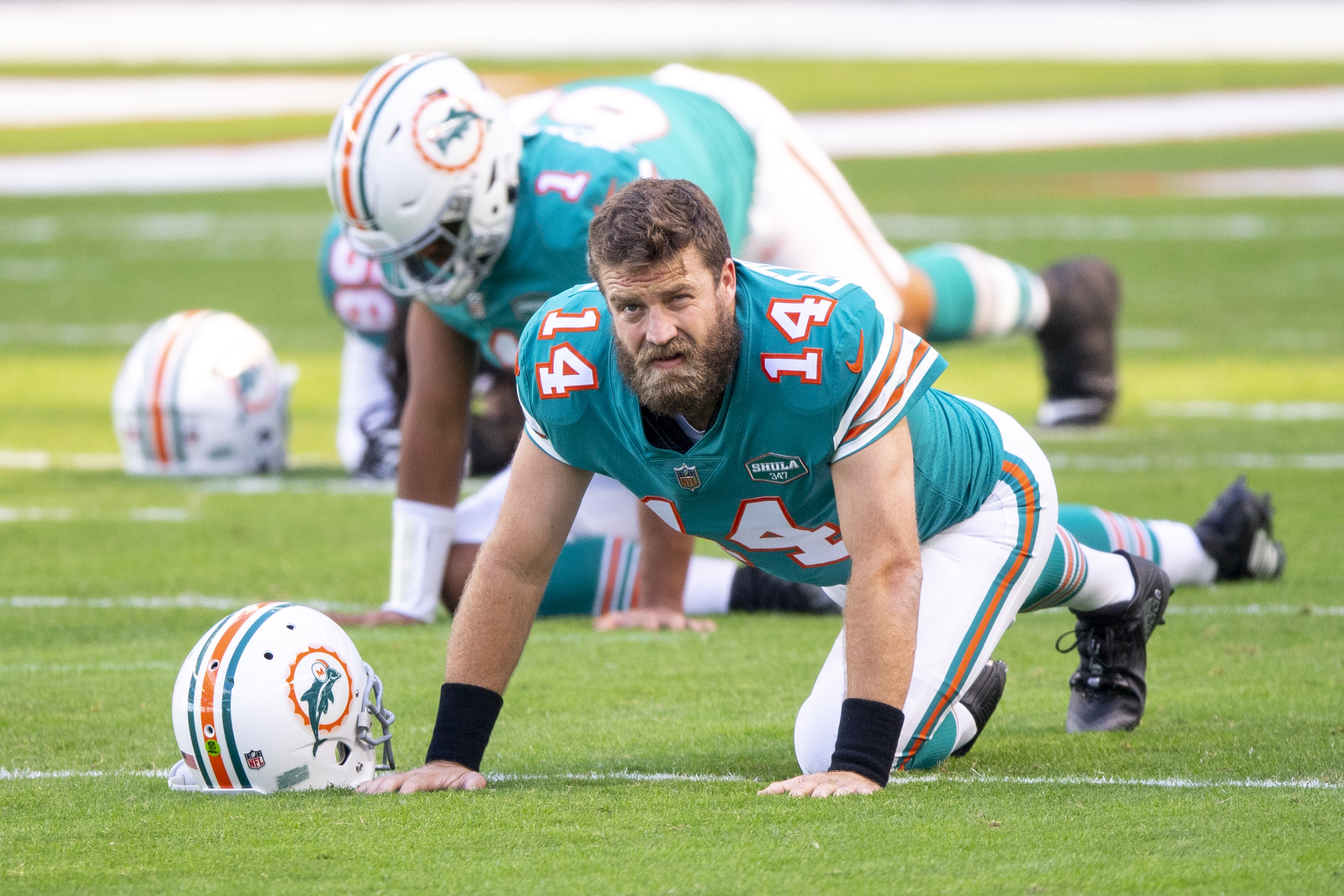 Ryan Fitzpatrick agrees to two-year contract with Dolphins