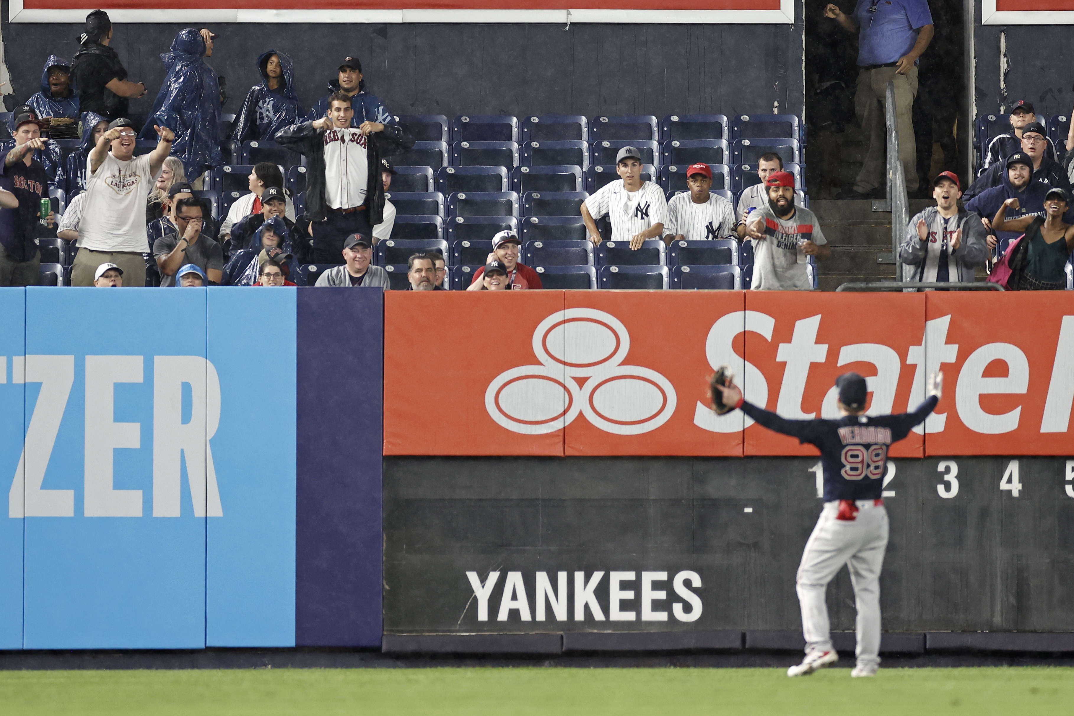 Fan hits Red Sox left fielder Alex Verdugo with baseball in wild scene at Yankee  Stadium on Saturday - The Boston Globe