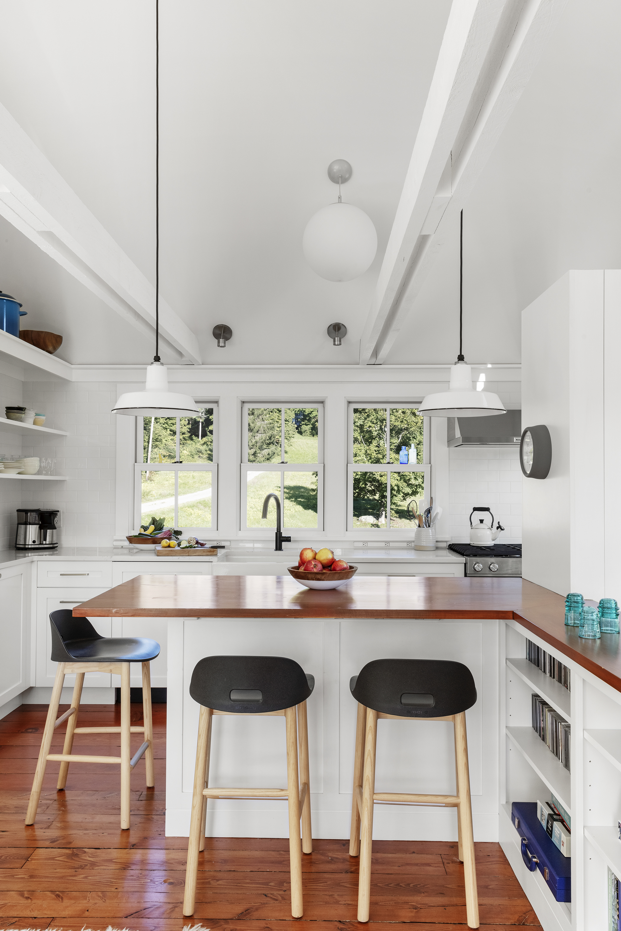 Benjamin Moore Simply White paint brightens the rooms, lets the natural materials stand out, and creates a neutral backdrop that doesn’t distract from the view.